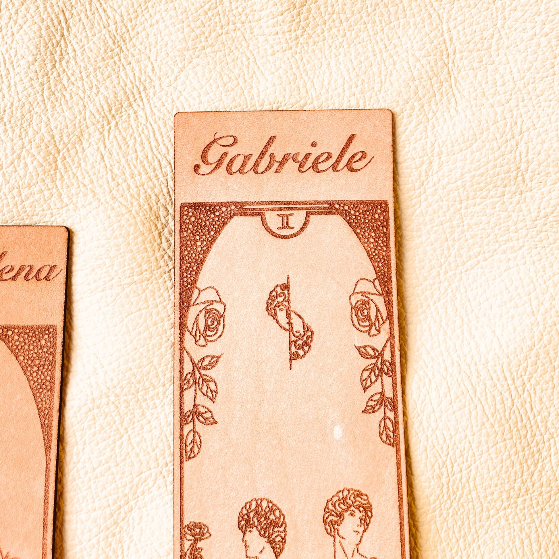 SteamVoyage - segnalibri in cuoio incisi al laser e dipinti a mano con immagini dei segni zodiacali ispirate ai miti greci e romani che li raccontano - gemelli personalizzato con nome inciso al laser