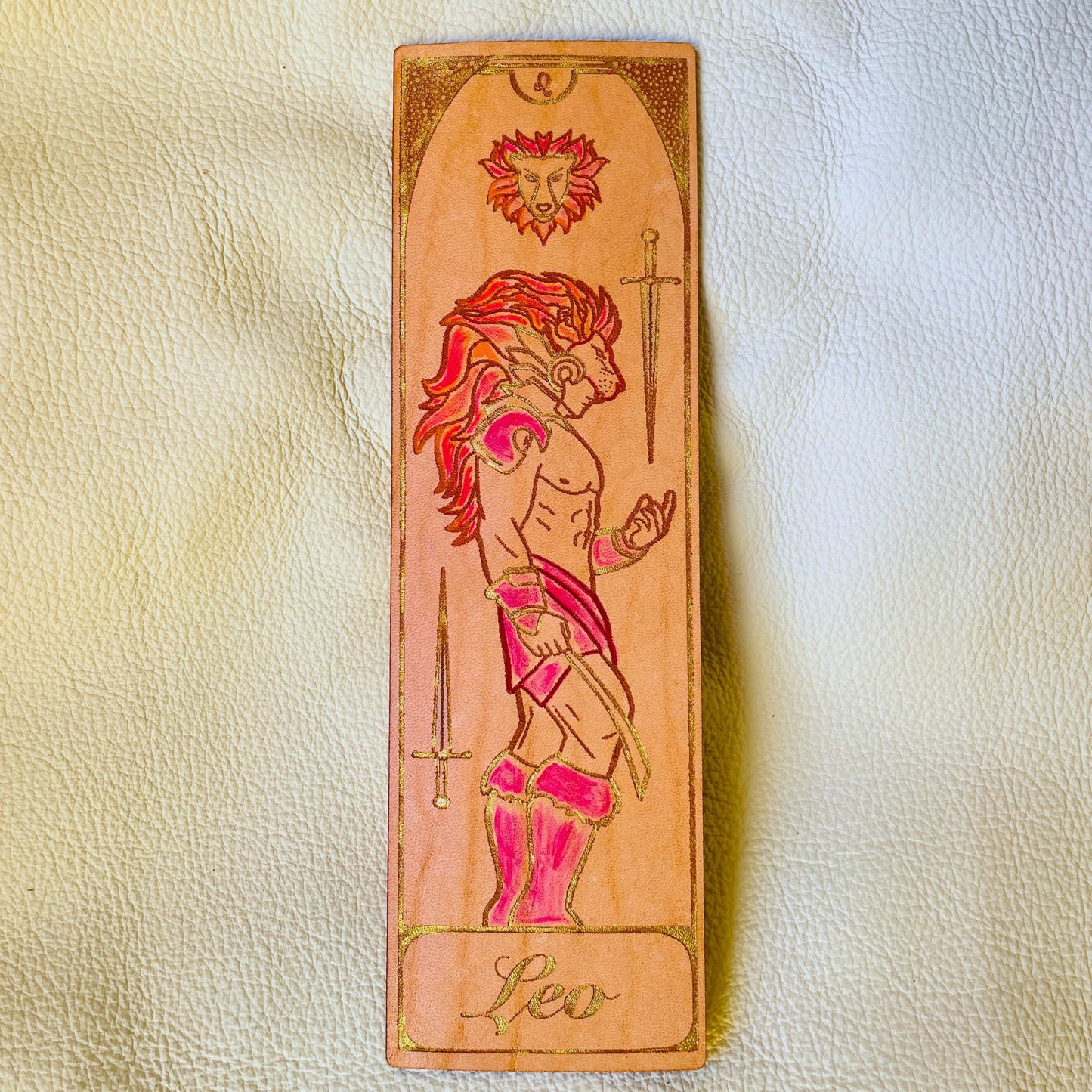 SteamVoyage - segnalibri in cuoio incisi al laser e dipinti a mano con immagini dei segni zodiacali ispirate ai miti greci e romani che li raccontano - leone oro