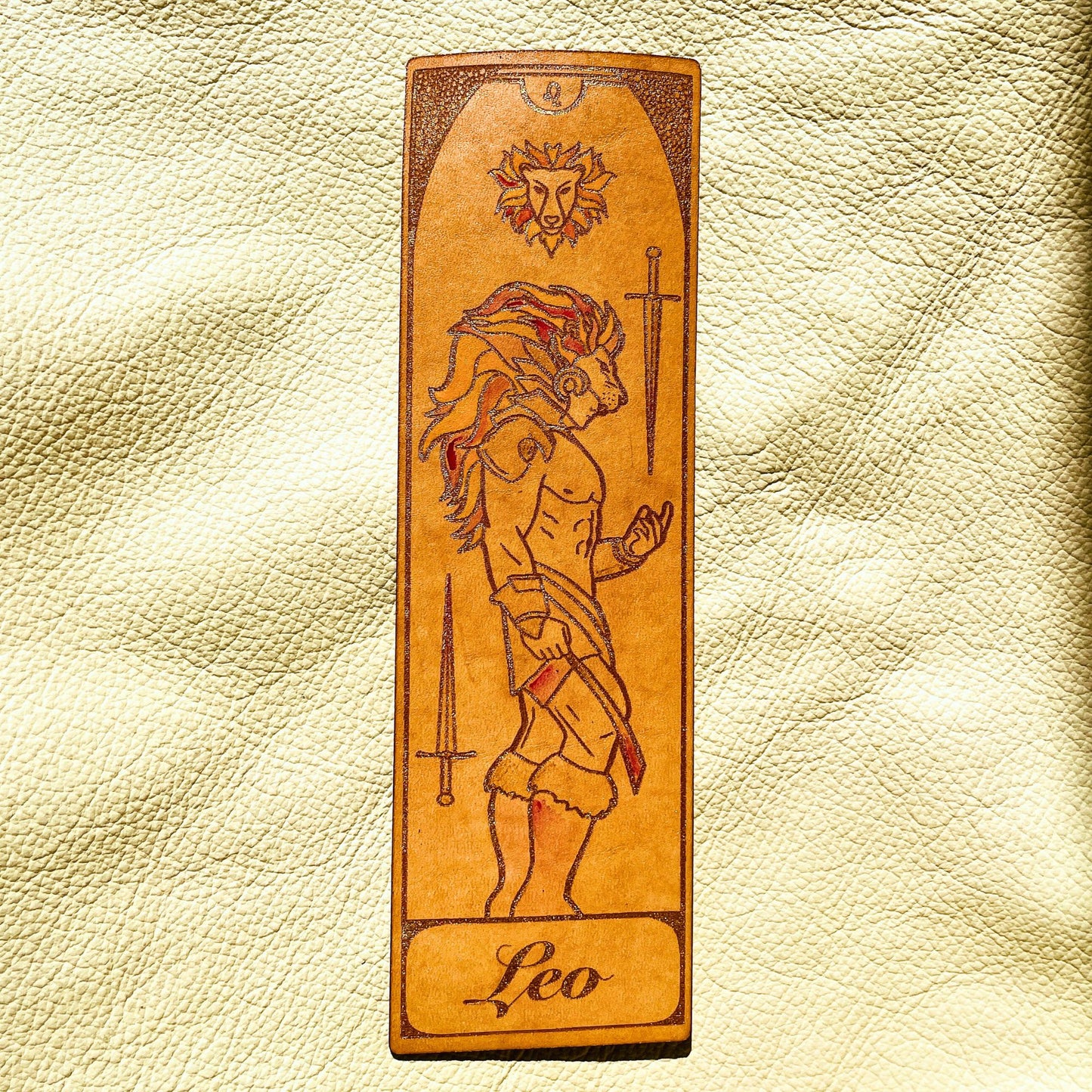 SteamVoyage - segnalibro in pelle con incisione dipinta a mano ispirata al mito greco del segno zodiacale Leone