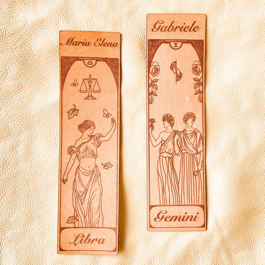 SteamVoyage - segnalibri in cuoio incisi al laser e dipinti a mano con immagini dei segni zodiacali ispirate ai miti greci e romani che li raccontano - bilancia e gemelli personalizzati con nome inciso al laser