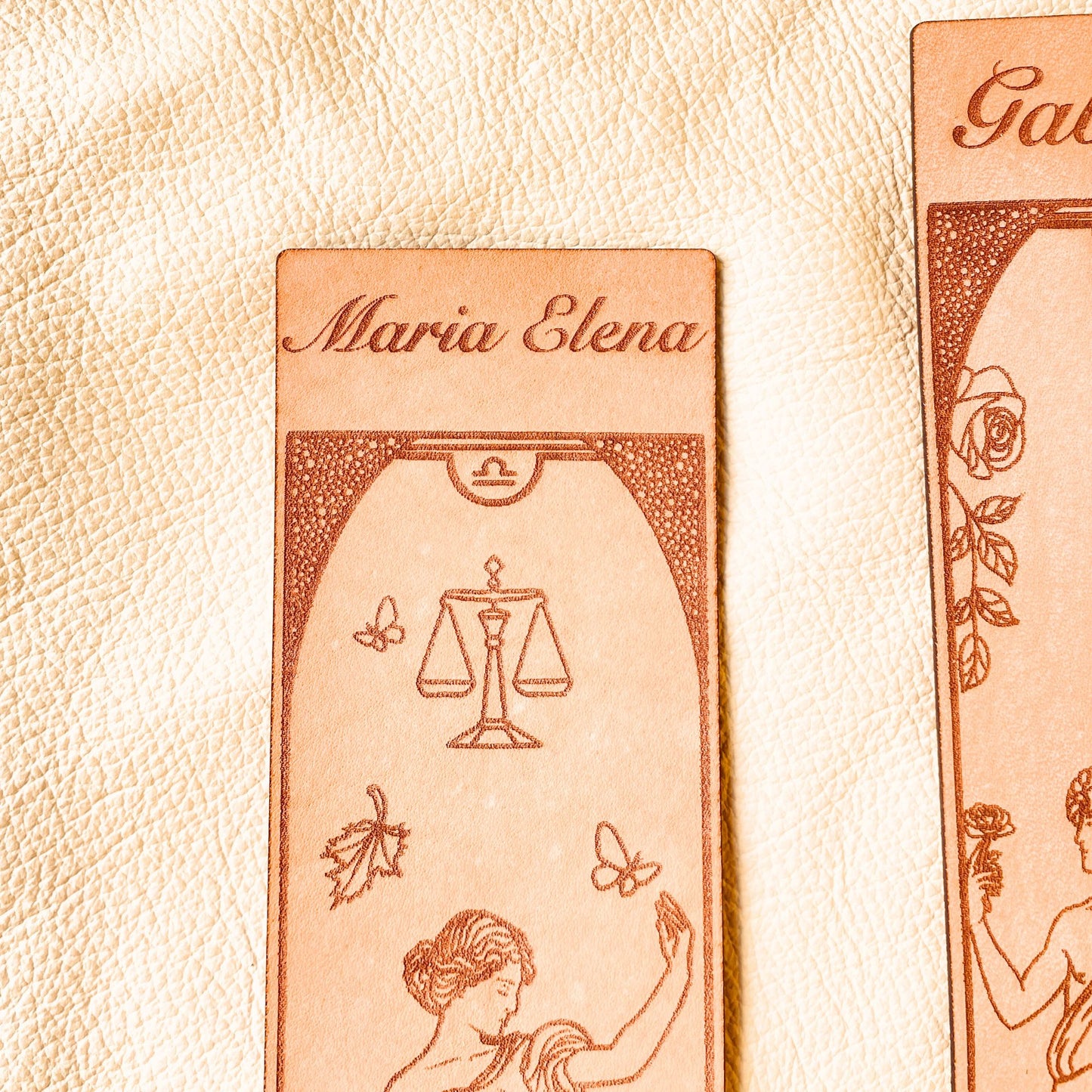 SteamVoyage - segnalibri in cuoio incisi al laser e dipinti a mano con immagini dei segni zodiacali ispirate ai miti greci e romani che li raccontano - bilancia personalizzato con nome inciso al laser