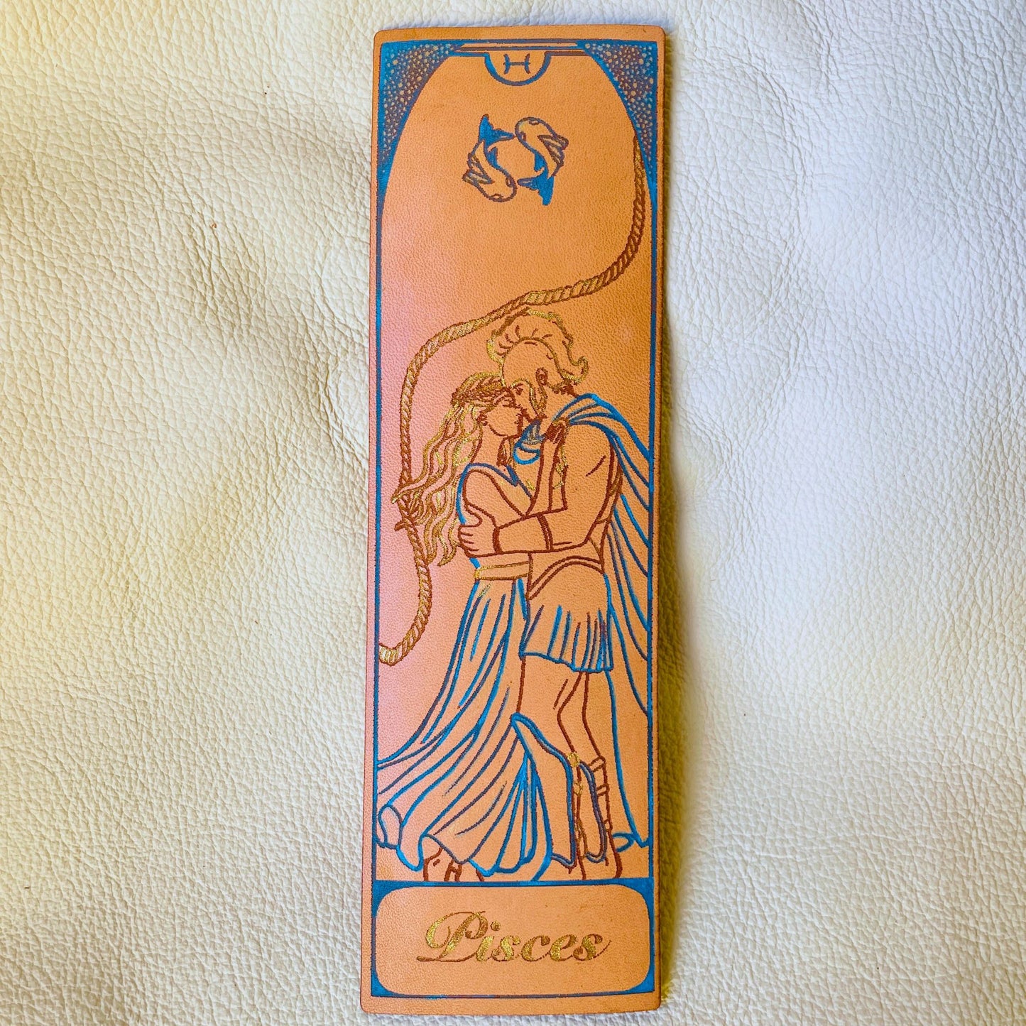 SteamVoyage - segnalibri in cuoio incisi al laser e dipinti a mano con immagini dei segni zodiacali ispirate ai miti greci e romani che li raccontano - pesci azzurro