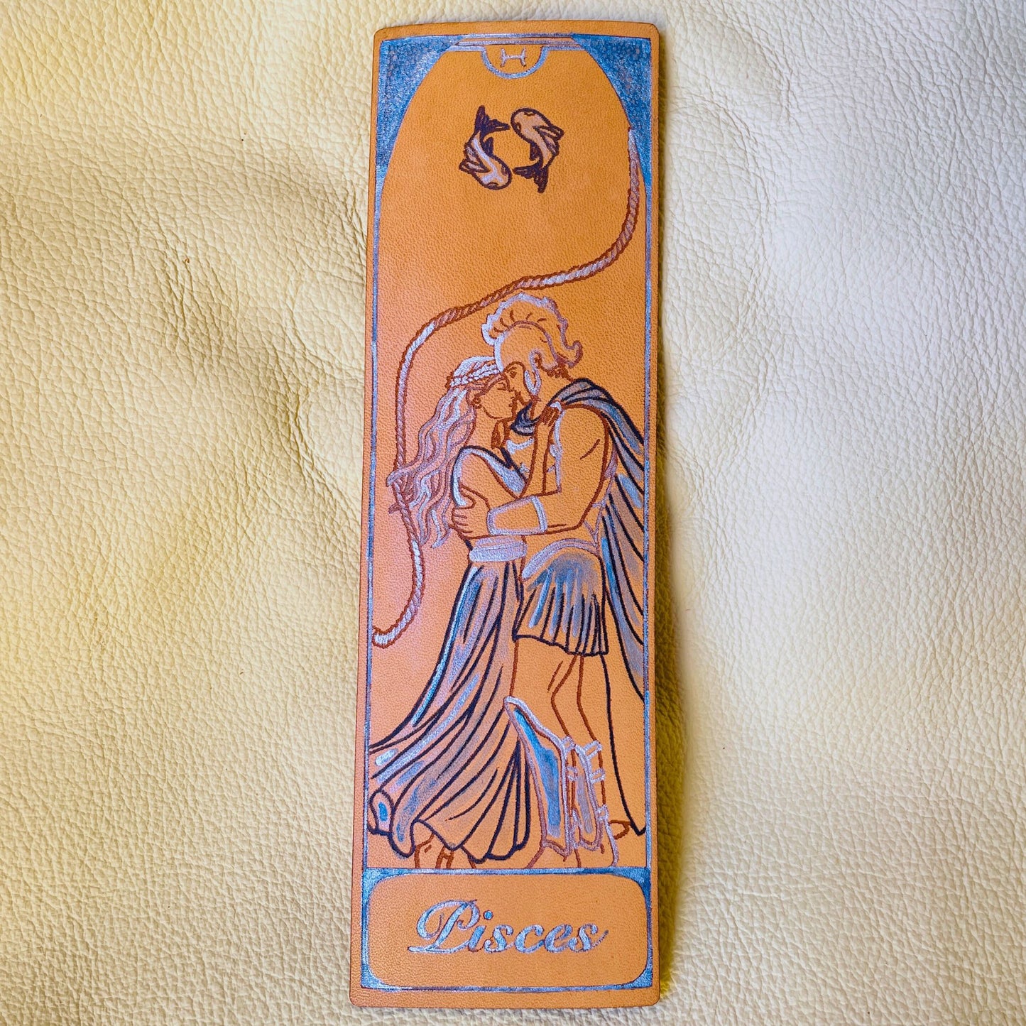 SteamVoyage - segnalibri in cuoio incisi al laser e dipinti a mano con immagini dei segni zodiacali ispirate ai miti greci e romani che li raccontano - pesci blu