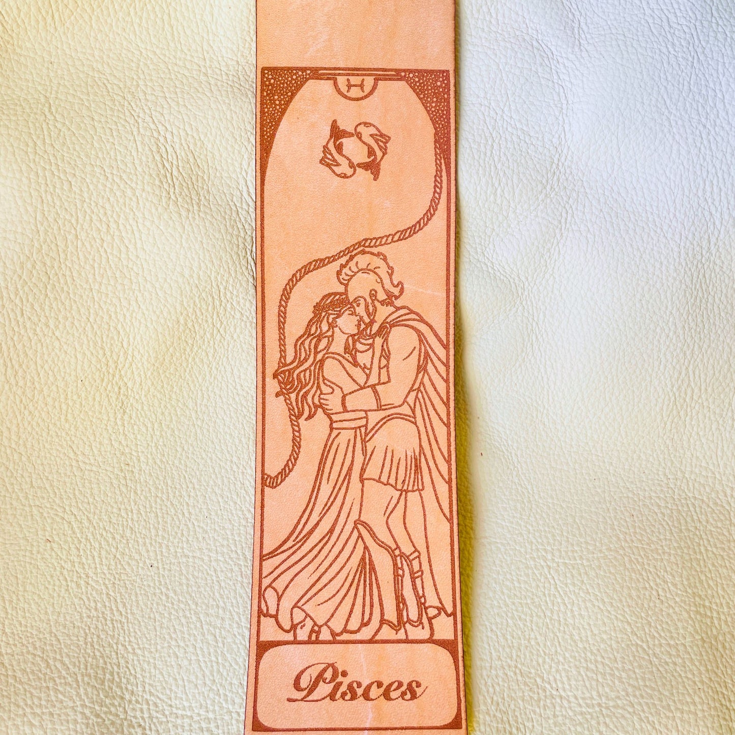 SteamVoyage - segnalibri in cuoio incisi al laser e dipinti a mano con immagini dei segni zodiacali ispirate ai miti greci e romani che li raccontano - pesci personalizzabile