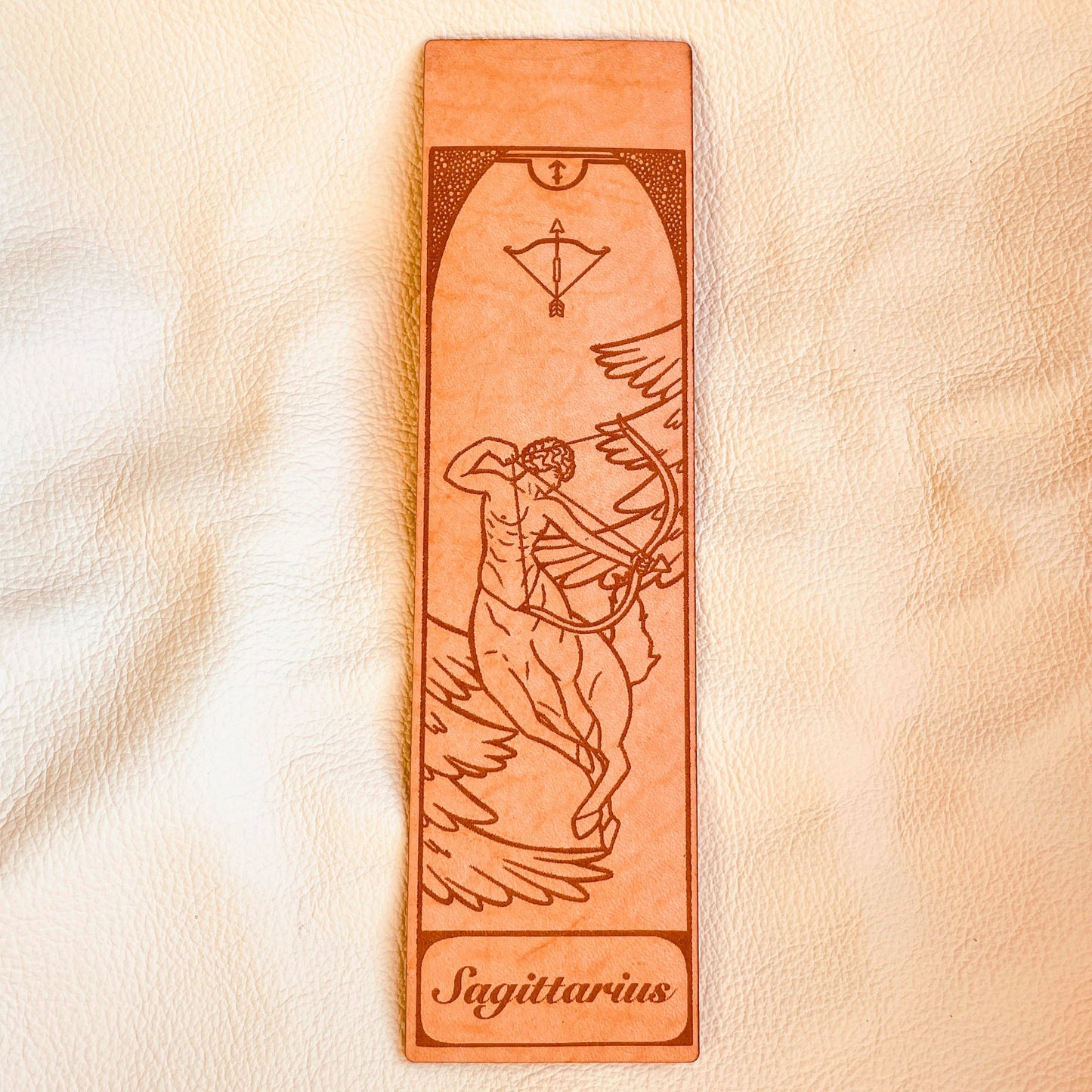 SteamVoyage - segnalibri in cuoio incisi al laser e dipinti a mano con immagini dei segni zodiacali ispirate ai miti greci e romani che li raccontano - sagittario personalizzabile