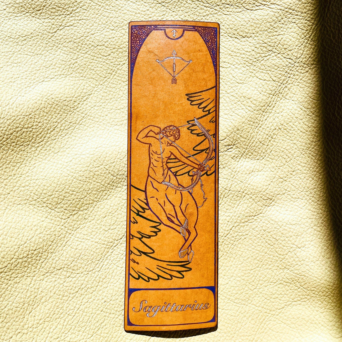 SteamVoyage - segnalibro in pelle con incisione dipinta a mano ispirata al mito greco del segno zodiacale Sagittario