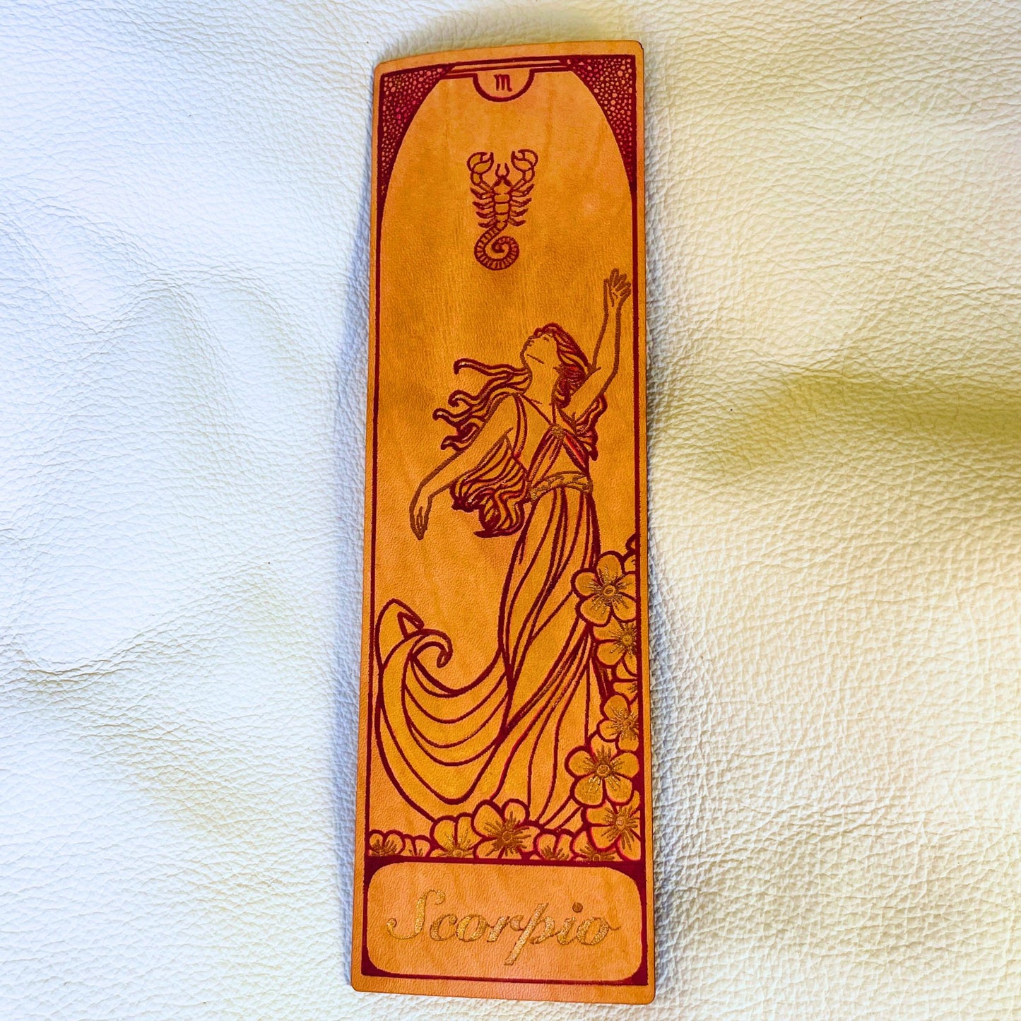 SteamVoyage - segnalibri in cuoio incisi al laser e dipinti a mano con immagini dei segni zodiacali ispirate ai miti greci e romani che li raccontano - scorpione rosso