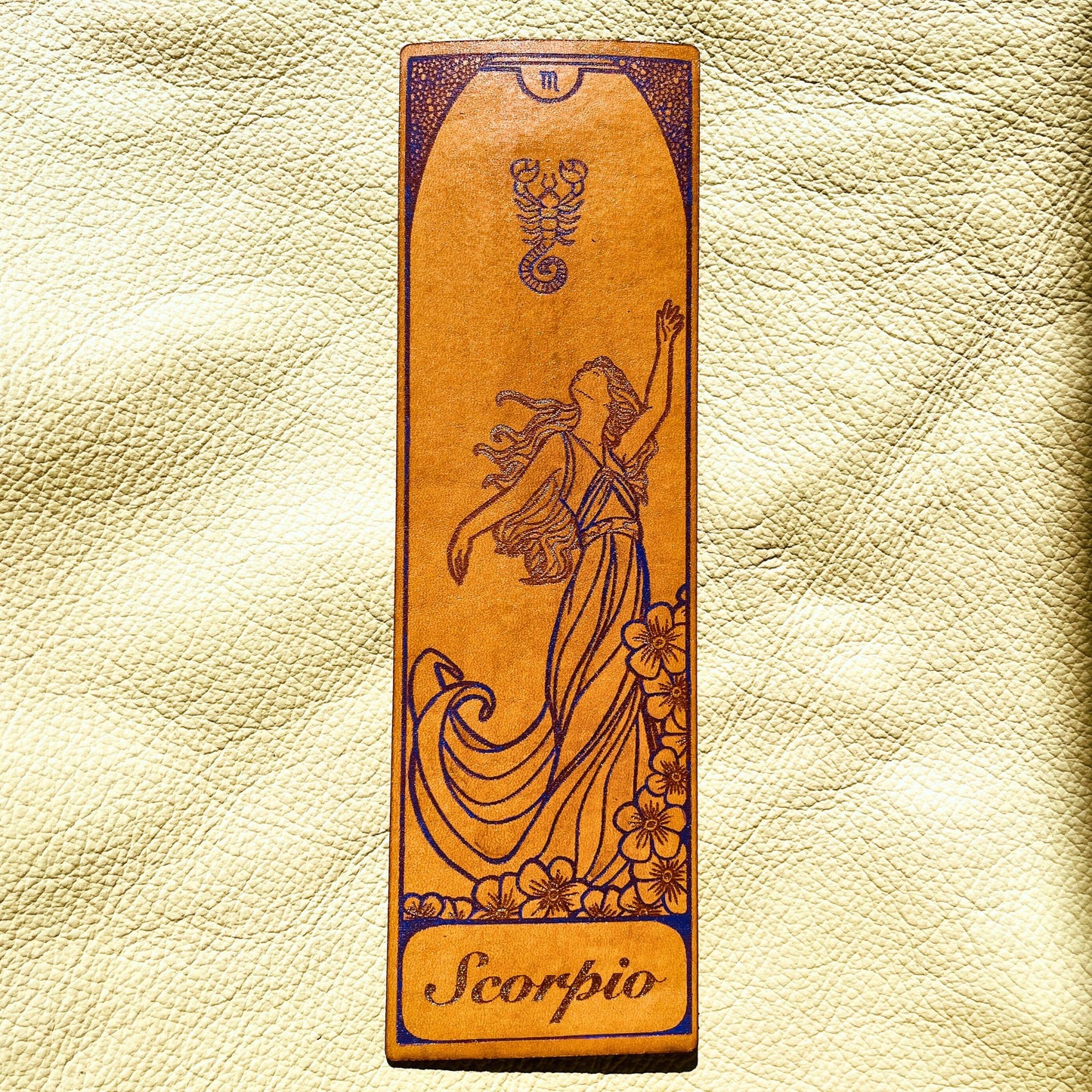 SteamVoyage - segnalibro in pelle con incisione dipinta a mano ispirata al mito greco del segno zodiacale Scorpione