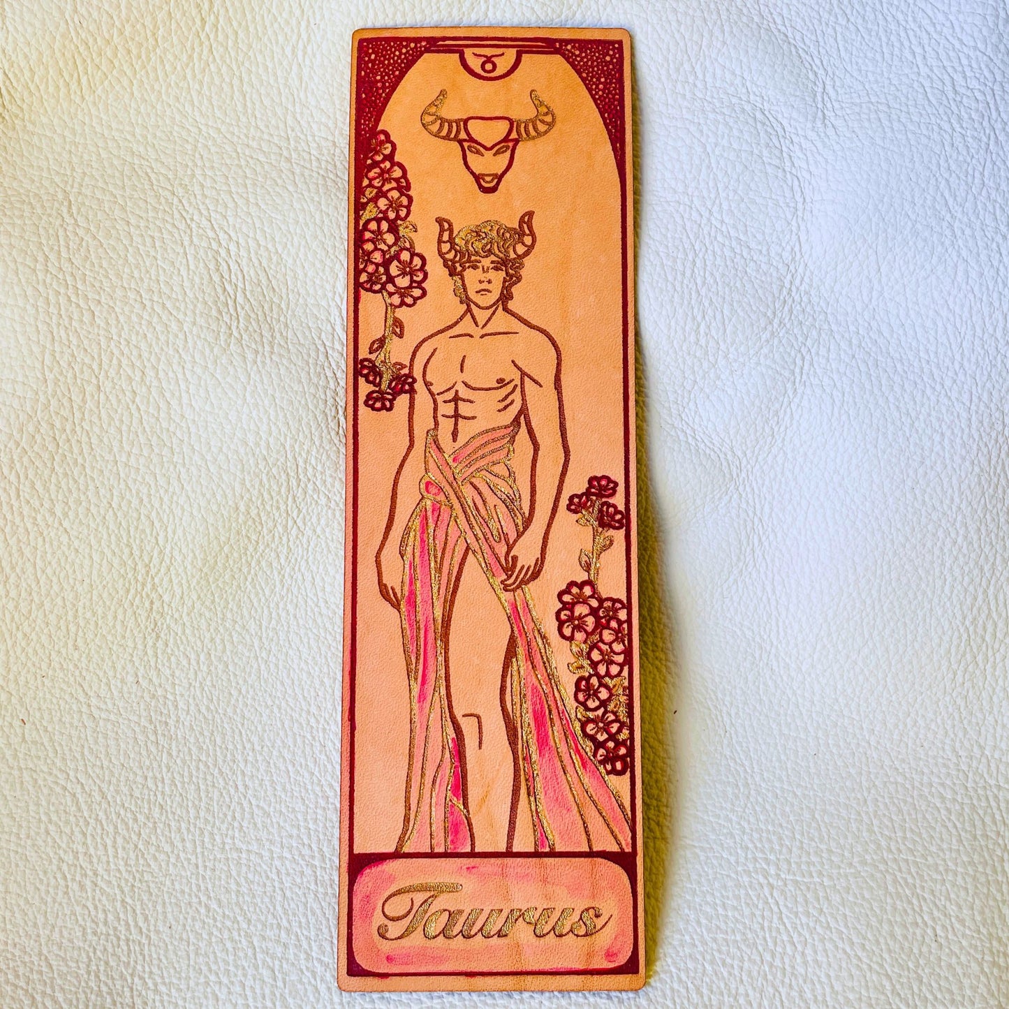 SteamVoyage - segnalibri in cuoio incisi al laser e dipinti a mano con immagini dei segni zodiacali ispirate ai miti greci e romani che li raccontano - toro rosso