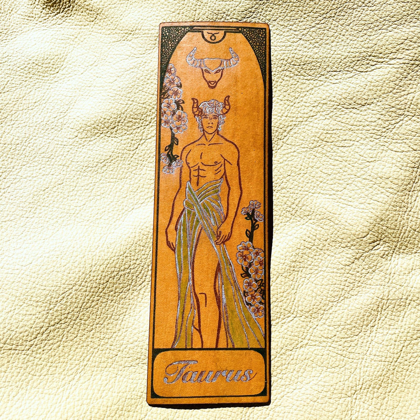 SteamVoyage - segnalibro in pelle con incisione dipinta a mano ispirata al mito greco del segno zodiacale Toro