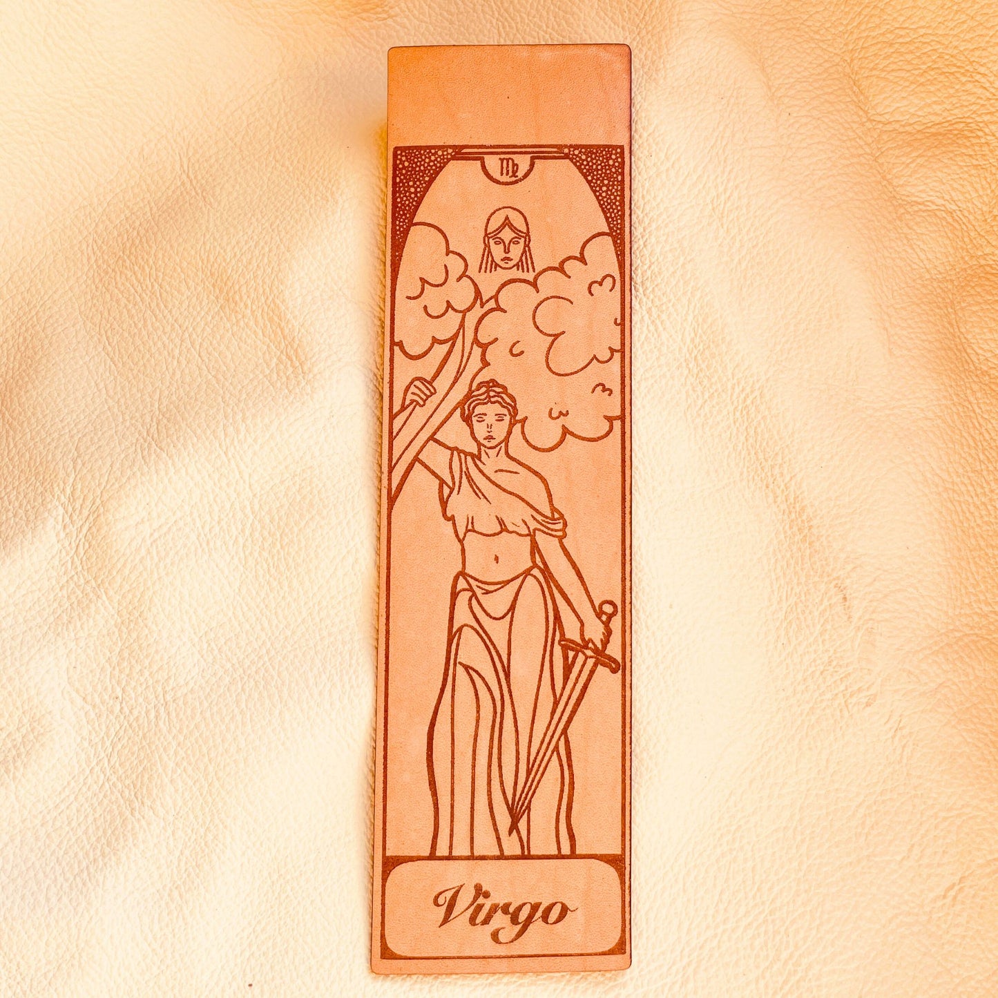 SteamVoyage - segnalibri in cuoio incisi al laser e dipinti a mano con immagini dei segni zodiacali ispirate ai miti greci e romani che li raccontano - vergine personalizzabile