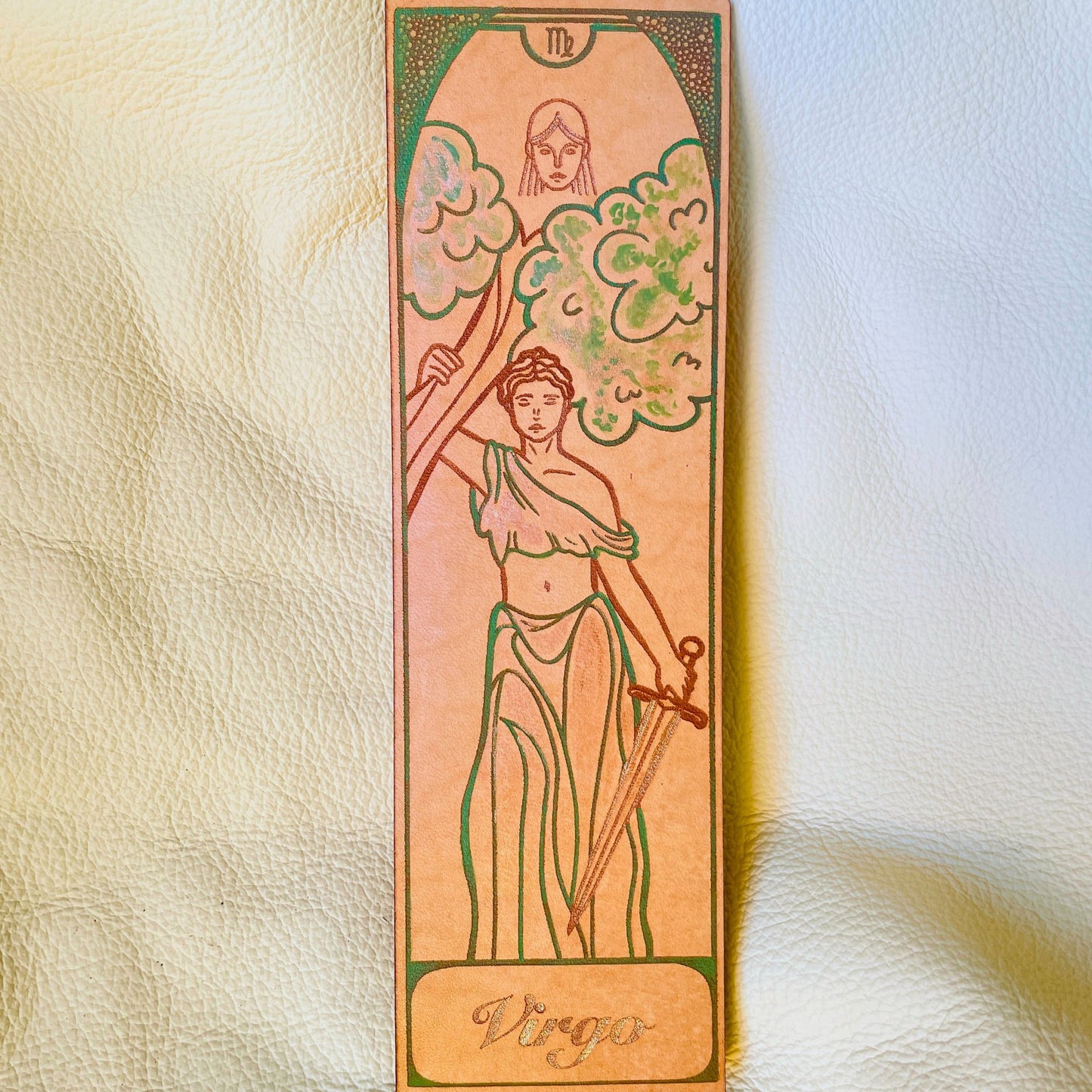 SteamVoyage - segnalibri in cuoio incisi al laser e dipinti a mano con immagini dei segni zodiacali ispirate ai miti greci e romani che li raccontano - vergine verde chiaro