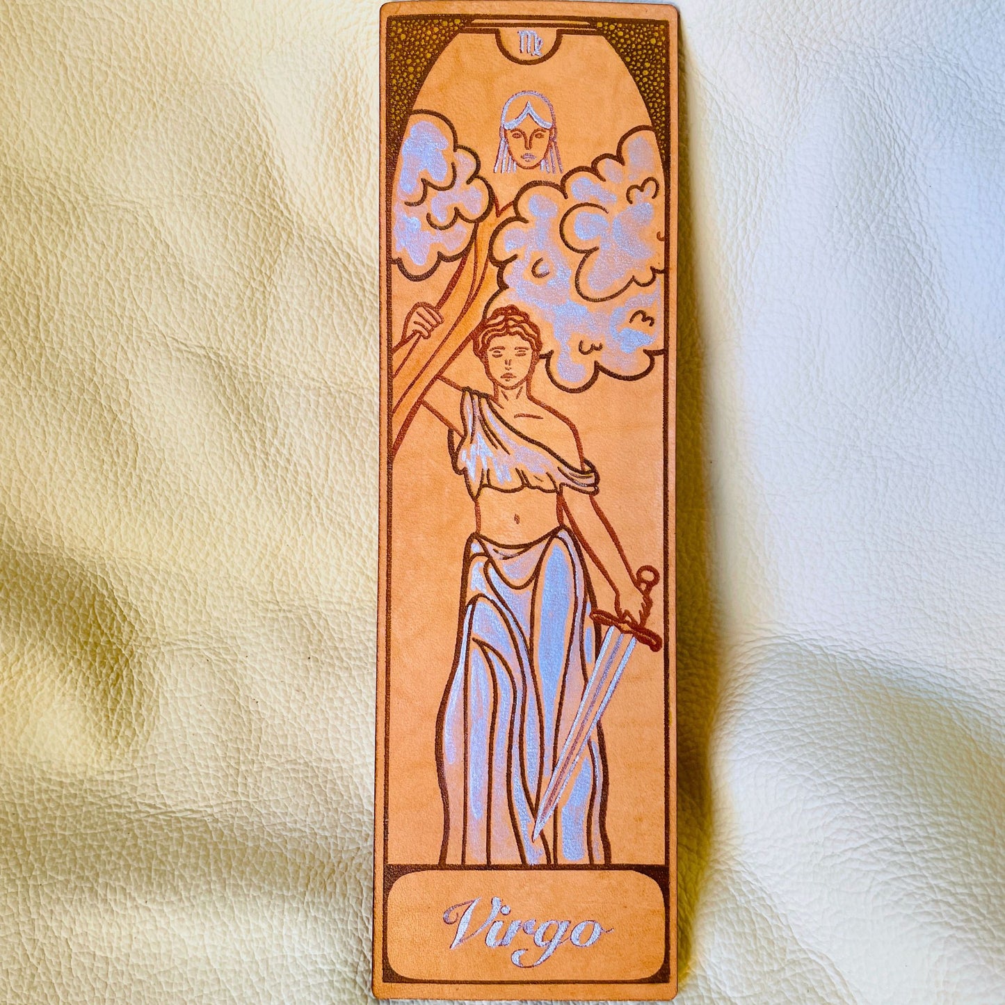 SteamVoyage - segnalibri in cuoio incisi al laser e dipinti a mano con immagini dei segni zodiacali ispirate ai miti greci e romani che li raccontano - vergine verde scuro