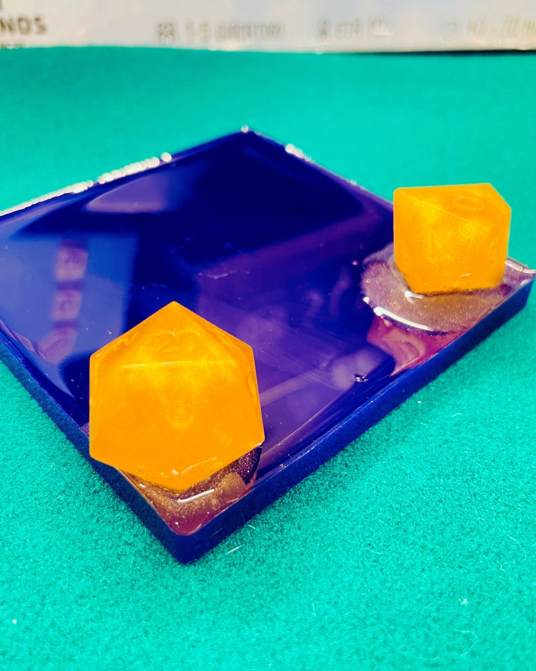 Sottobicchieri in resina di vari colori e pezzi degli scacchi per serate di gioco - ottima idea per bomboniera gamers