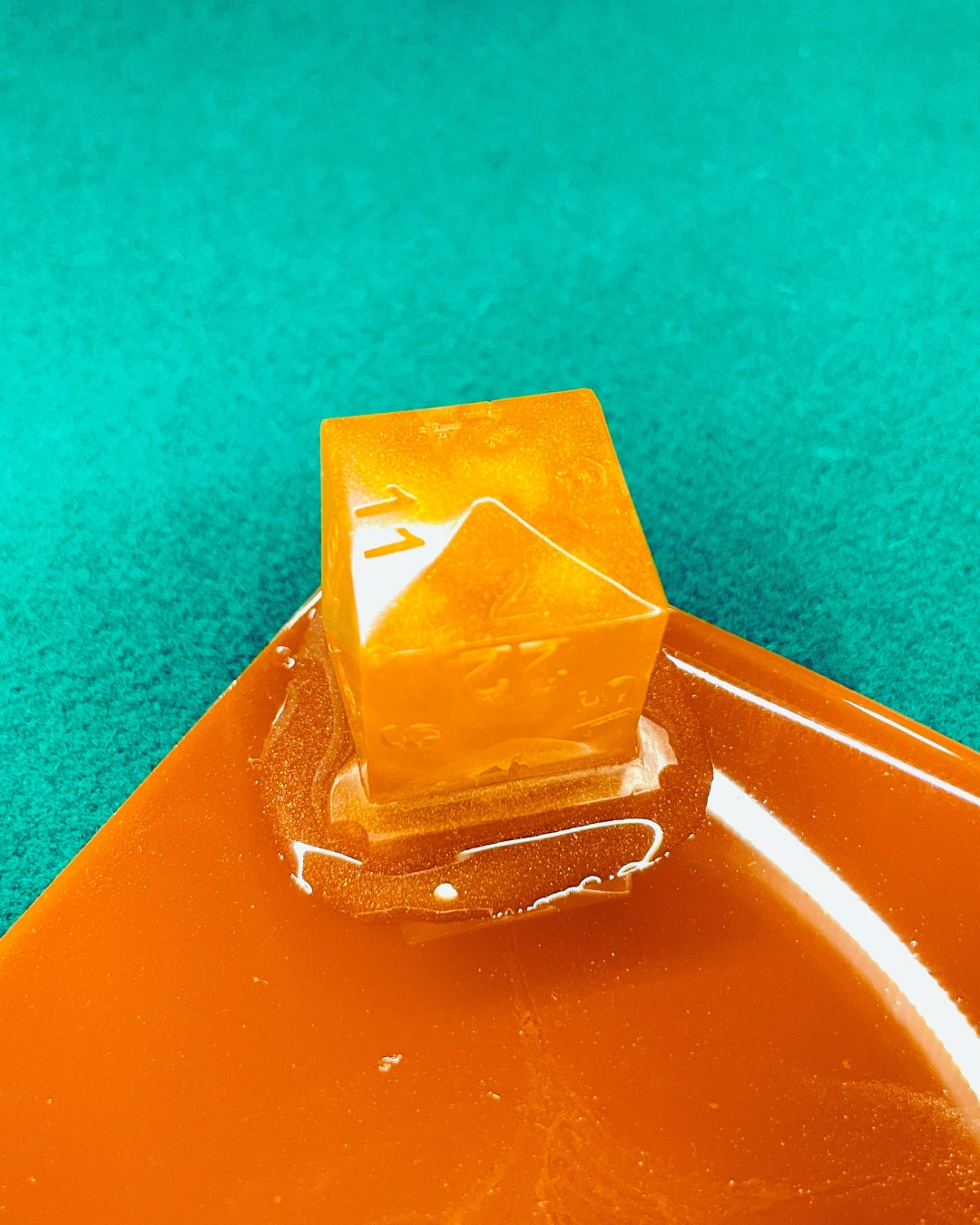 Sottobicchieri in resina di vari colori e pezzi degli scacchi per serate di gioco - ottima idea per bomboniera gamers