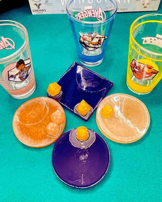 Sottobicchieri in resina di vari colori e pezzi degli scacchi per serate di gioco - ottima idea per bomboniera gamers