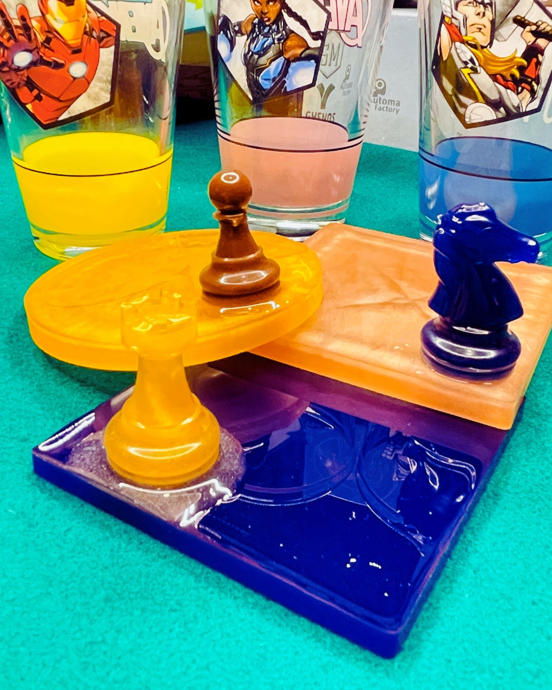 Sottobicchieri in resina di vari colori e pezzi degli scacchi per serate di gioco - ottima idea per bomboniera gamers