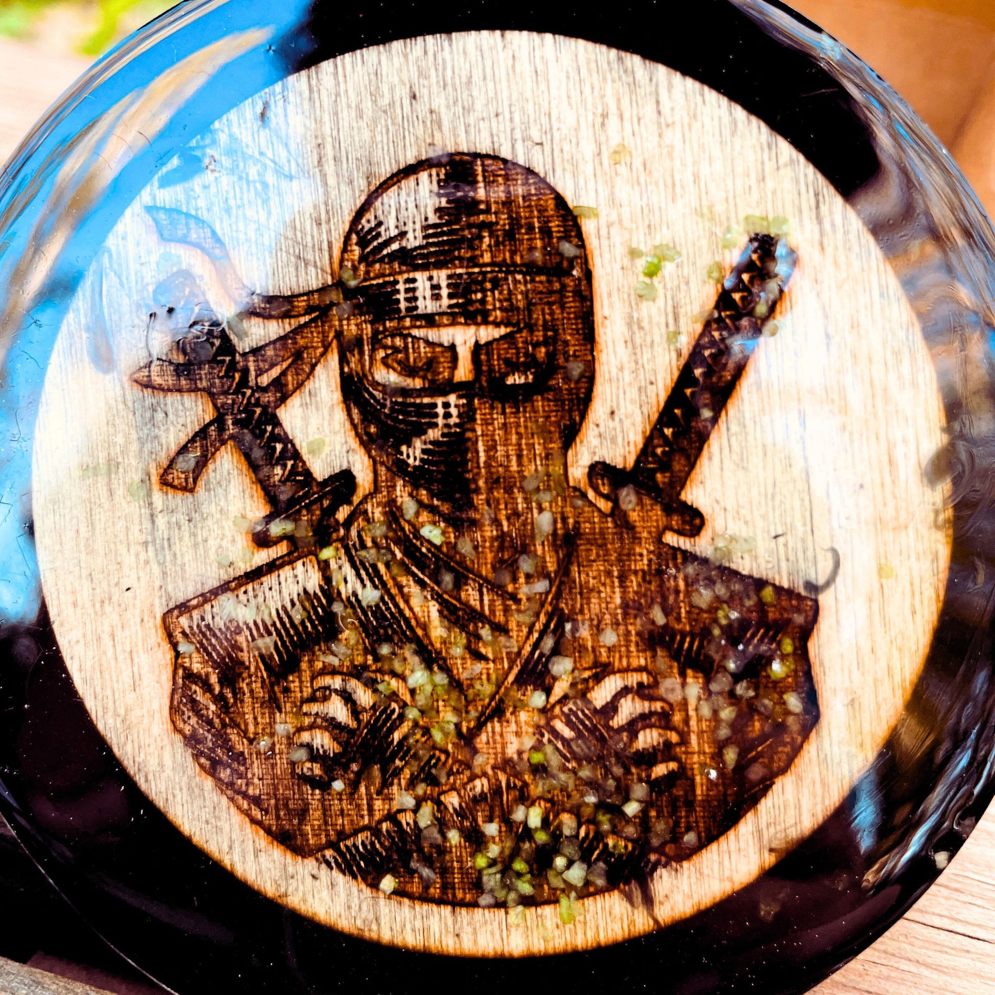 Sottobicchiere in resina nera con inserto in legno con incisione dell'assassino di dungeons and dragons