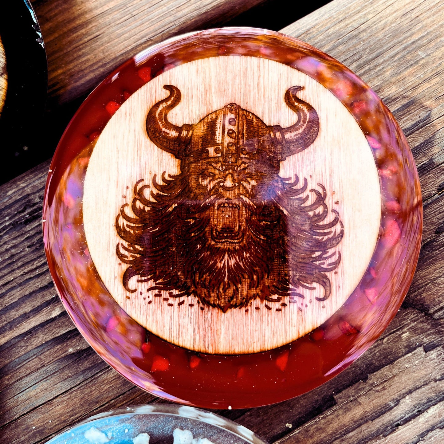 Sottobicchiere in resina rossa con inserto in legno con incisione del guerriero di dungeons and dragons