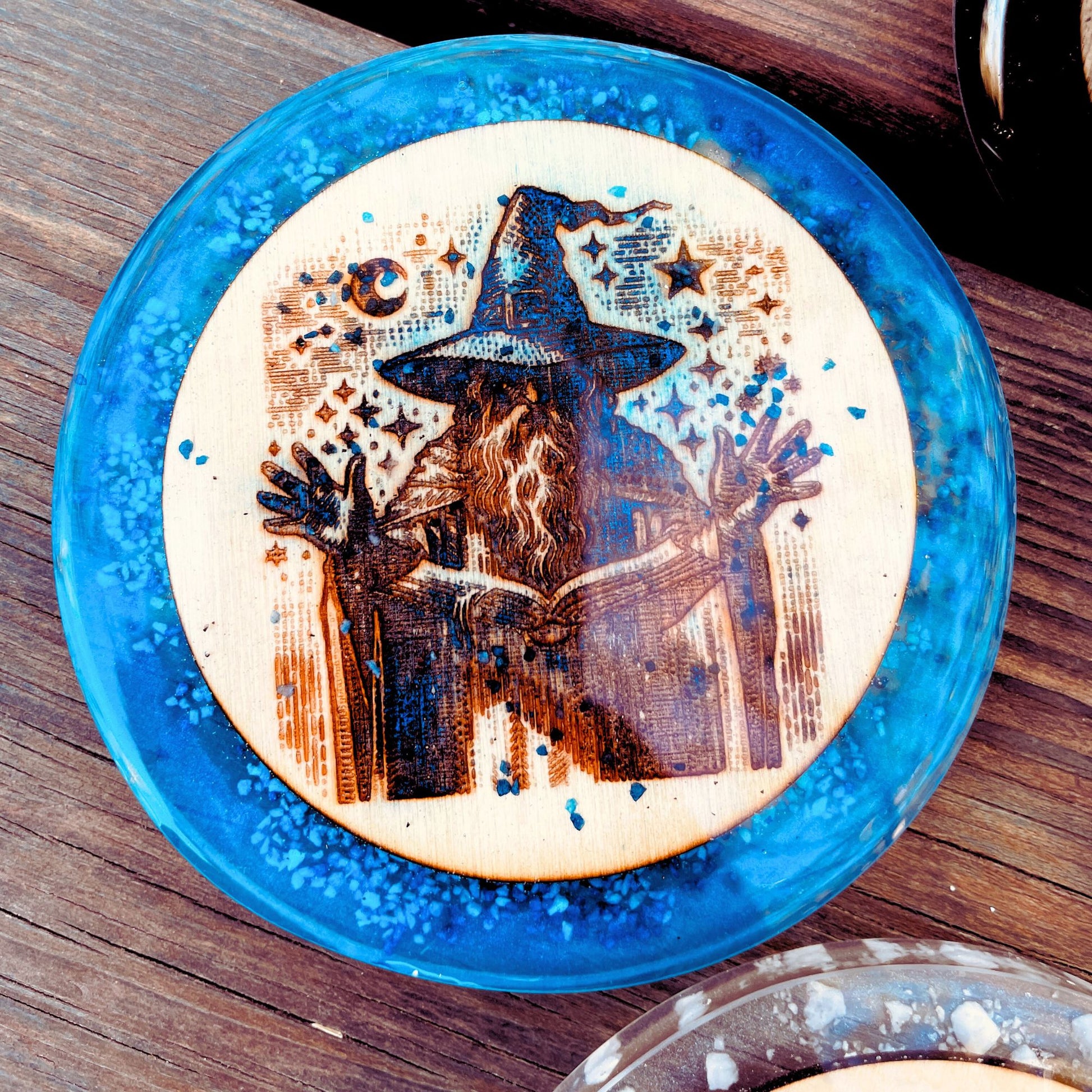 Sottobicchiere in resina azzurra con inserto in legno con incisione del mago di dungeons and dragons