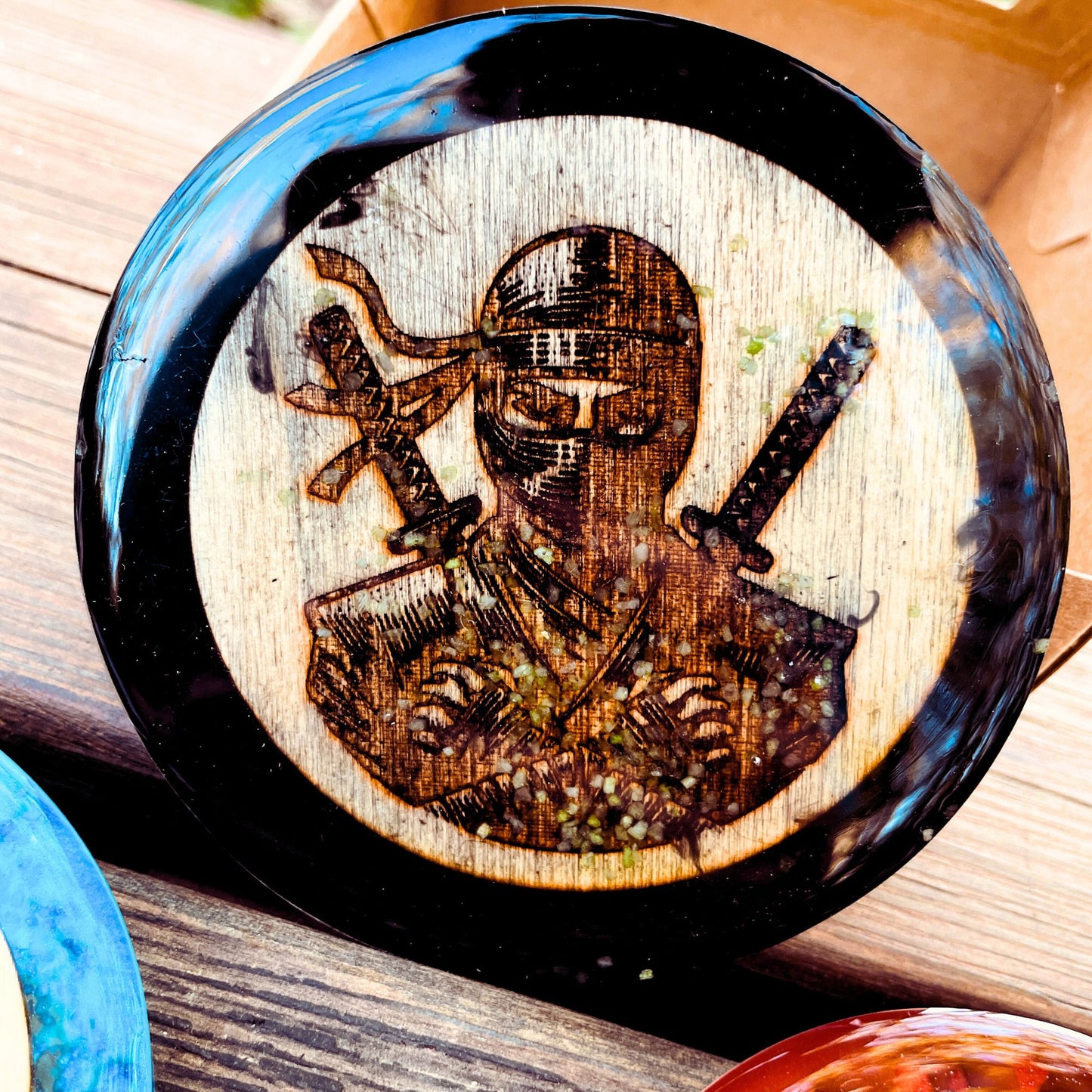 Sottobicchiere in resina nera con inserto in legno con incisione dell'assassino di dungeons and dragons