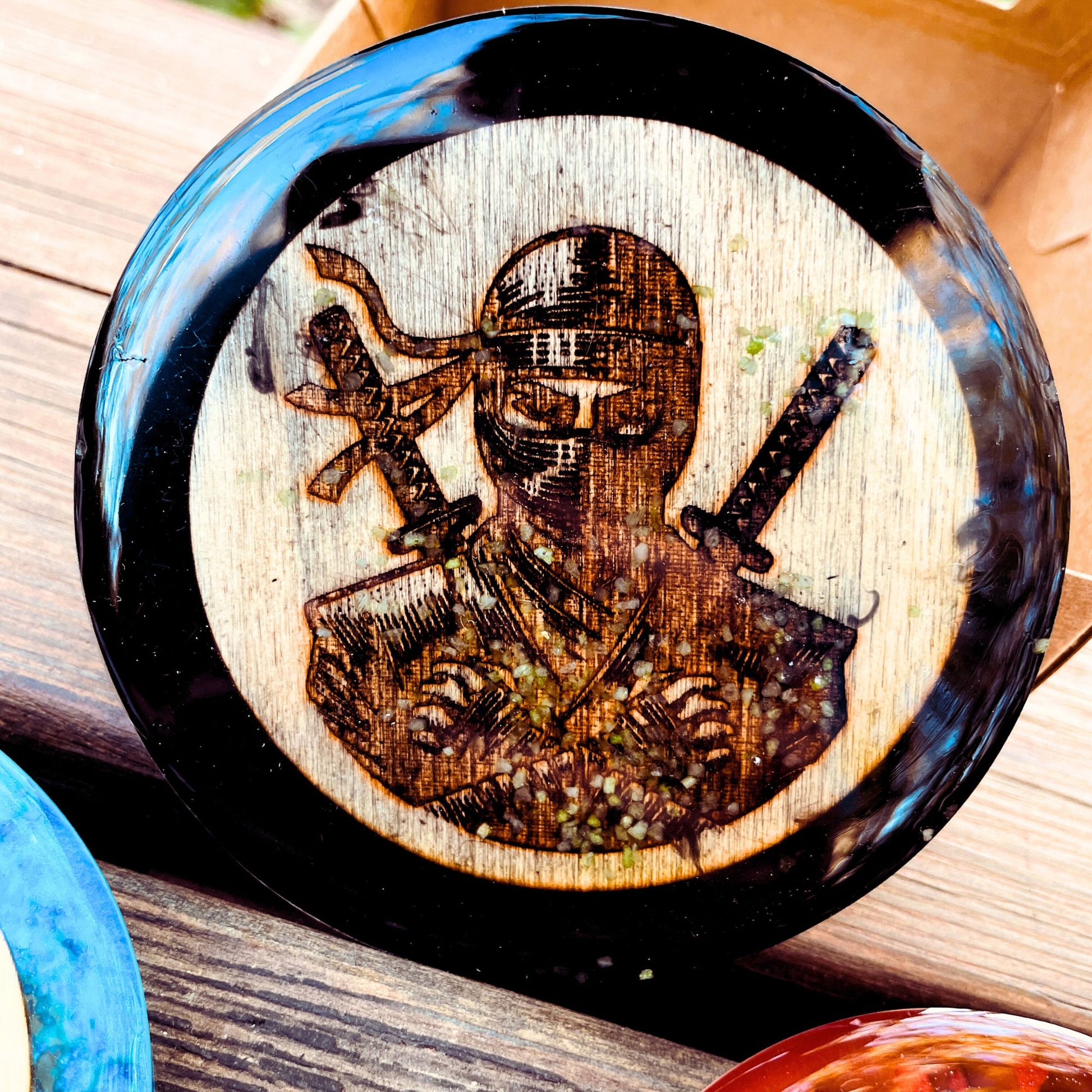 Sottobicchiere in resina nera con inserto in legno con incisione dell'assassino di dungeons and dragons