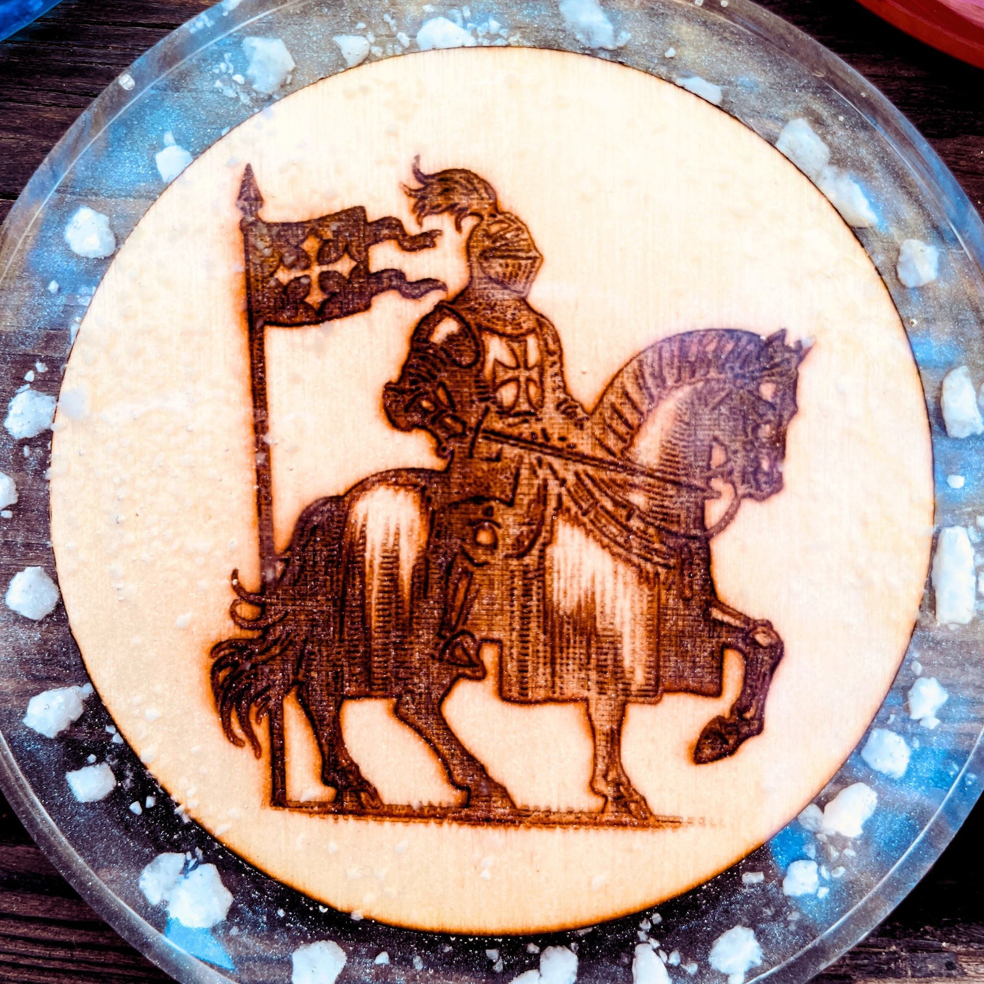 Sottobicchiere in resina bianca con inserto in legno co incisione del paladino di dungeons and dragons