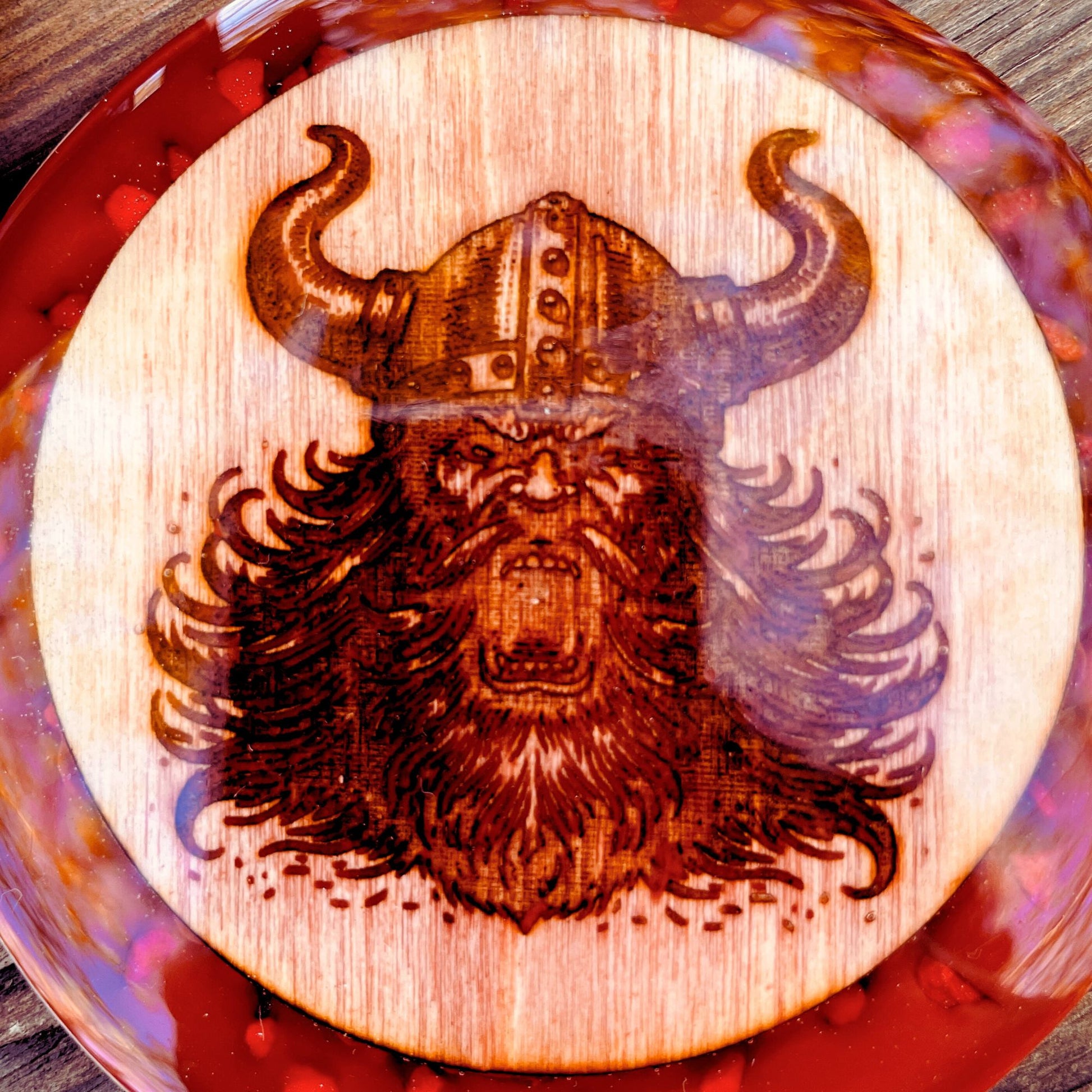 Sottobicchiere in resina rossa con inserto in legno con incisione del guerriero di dungeons and dragons
