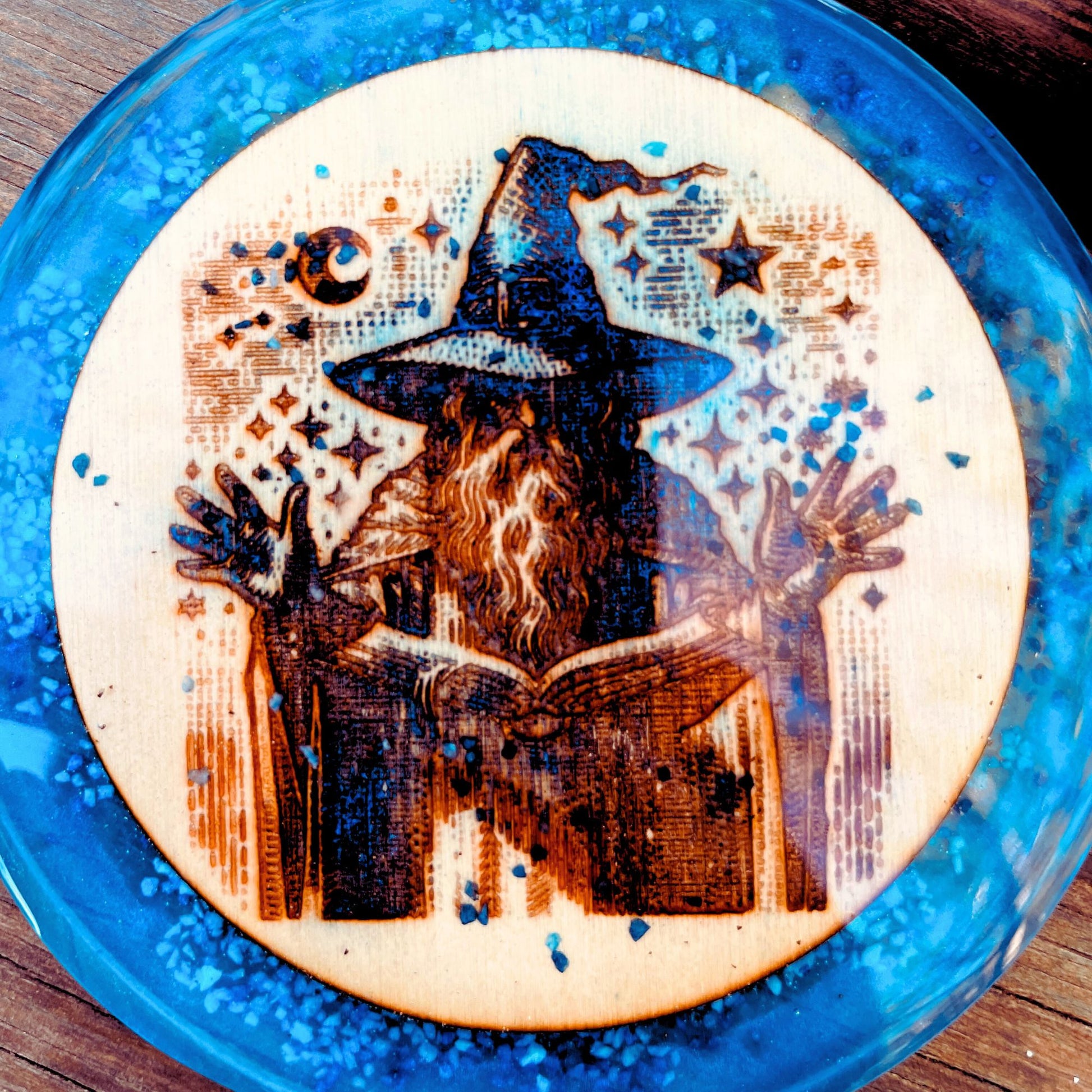 Sottobicchiere in resina azzurra con inserto in legno con incisione del mago di dungeons and dragons