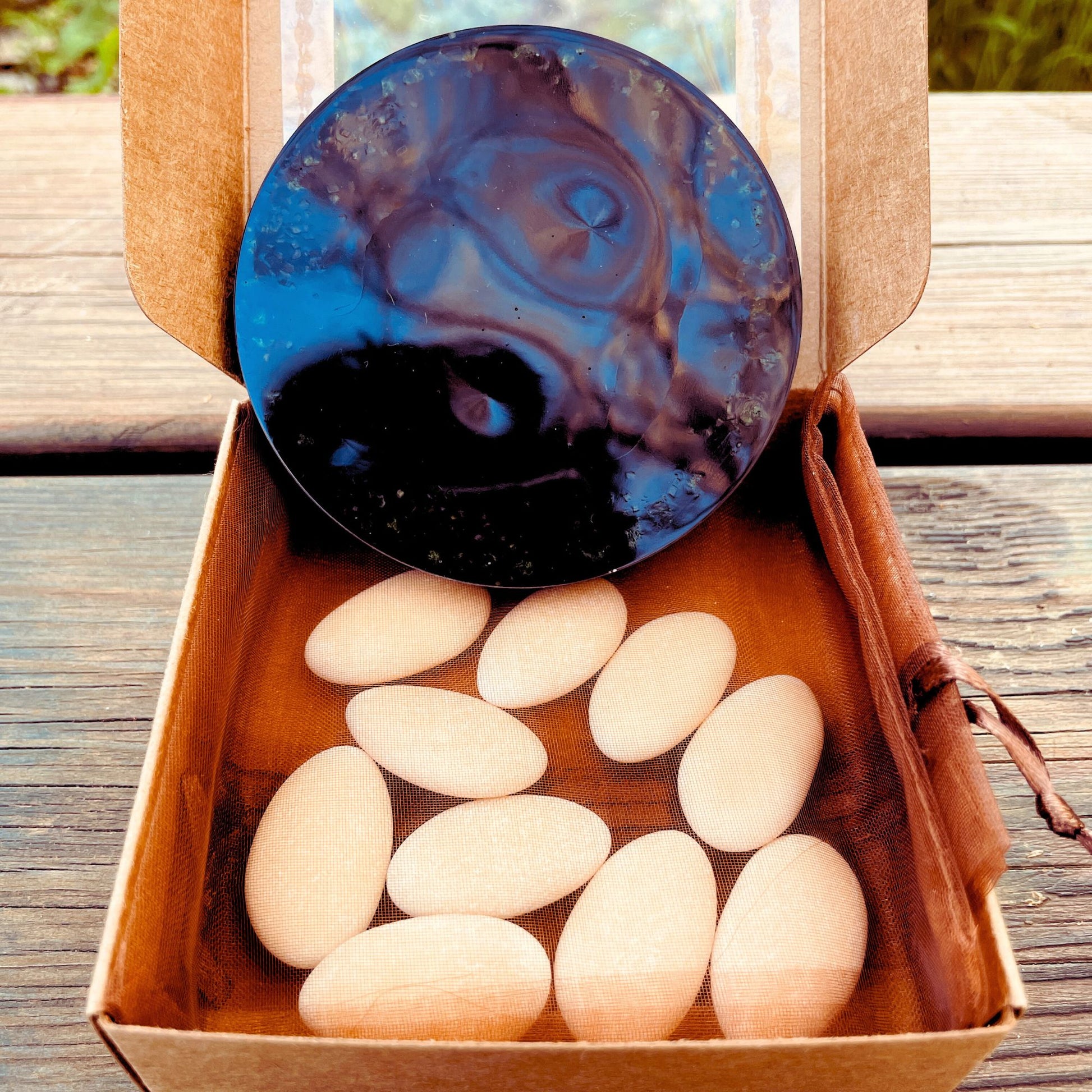 Sottobicchiere in resina nera con inserto in legno con incisione dell'assassino di dungeons and dragons