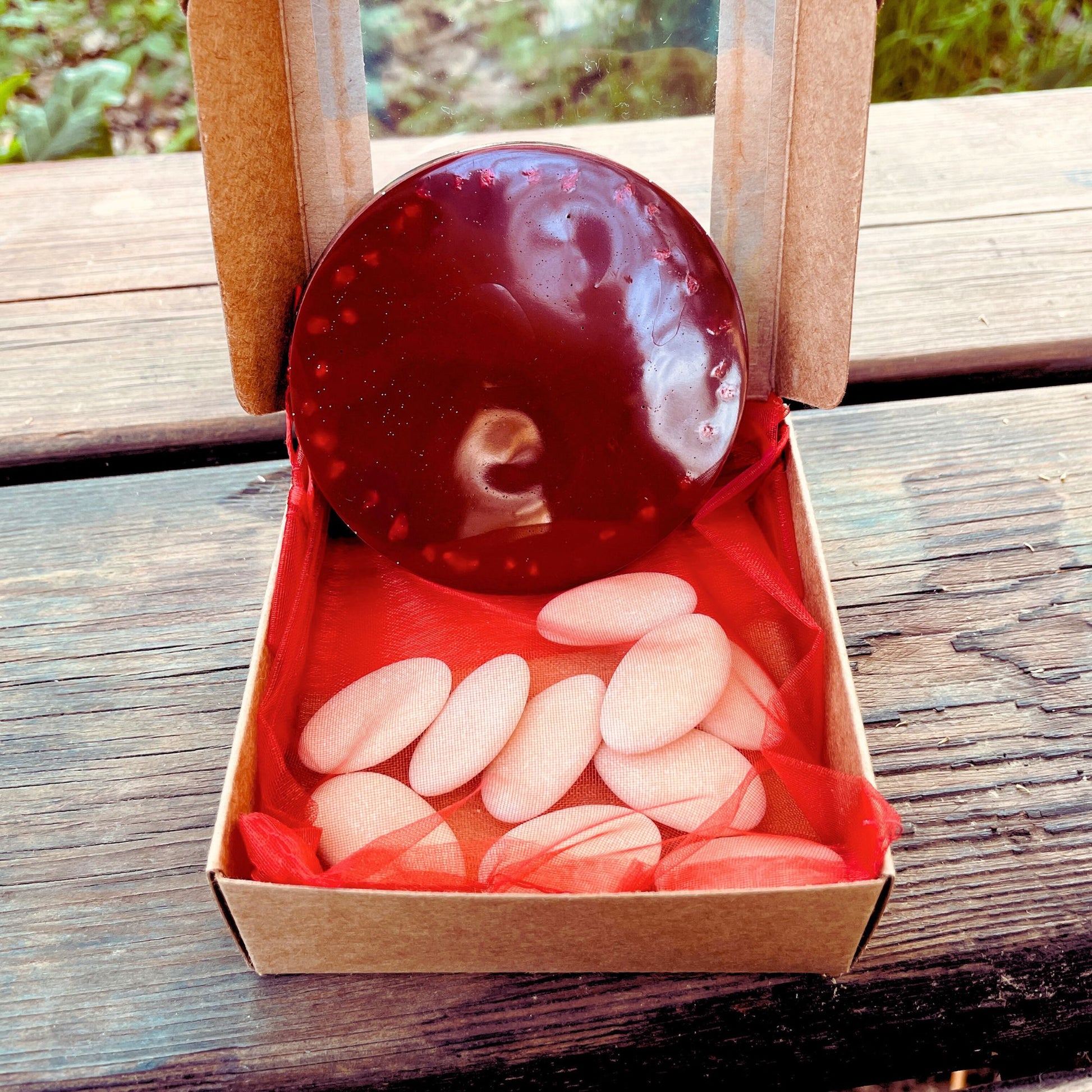 Sottobicchiere in resina rossa con inserto in legno con incisione del guerriero di dungeons and dragons