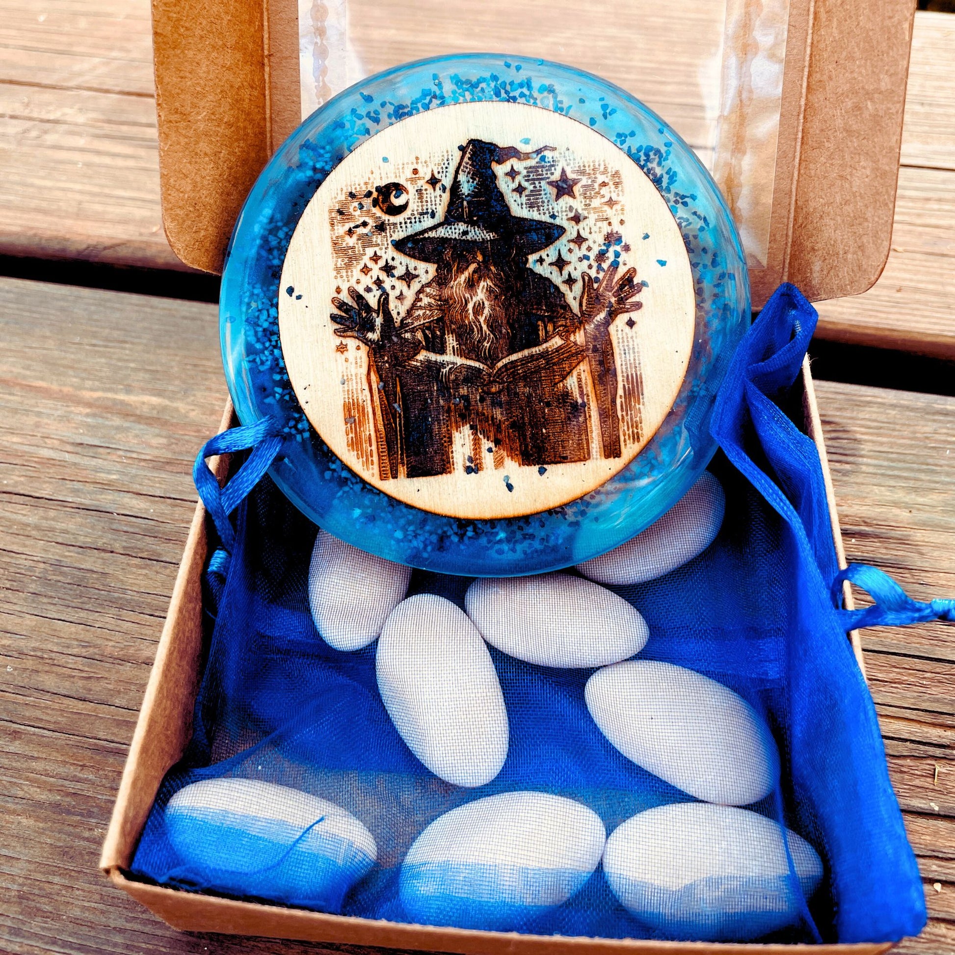 Sottobicchiere in resina azzurra con inserto in legno con incisione del mago di dungeons and dragons