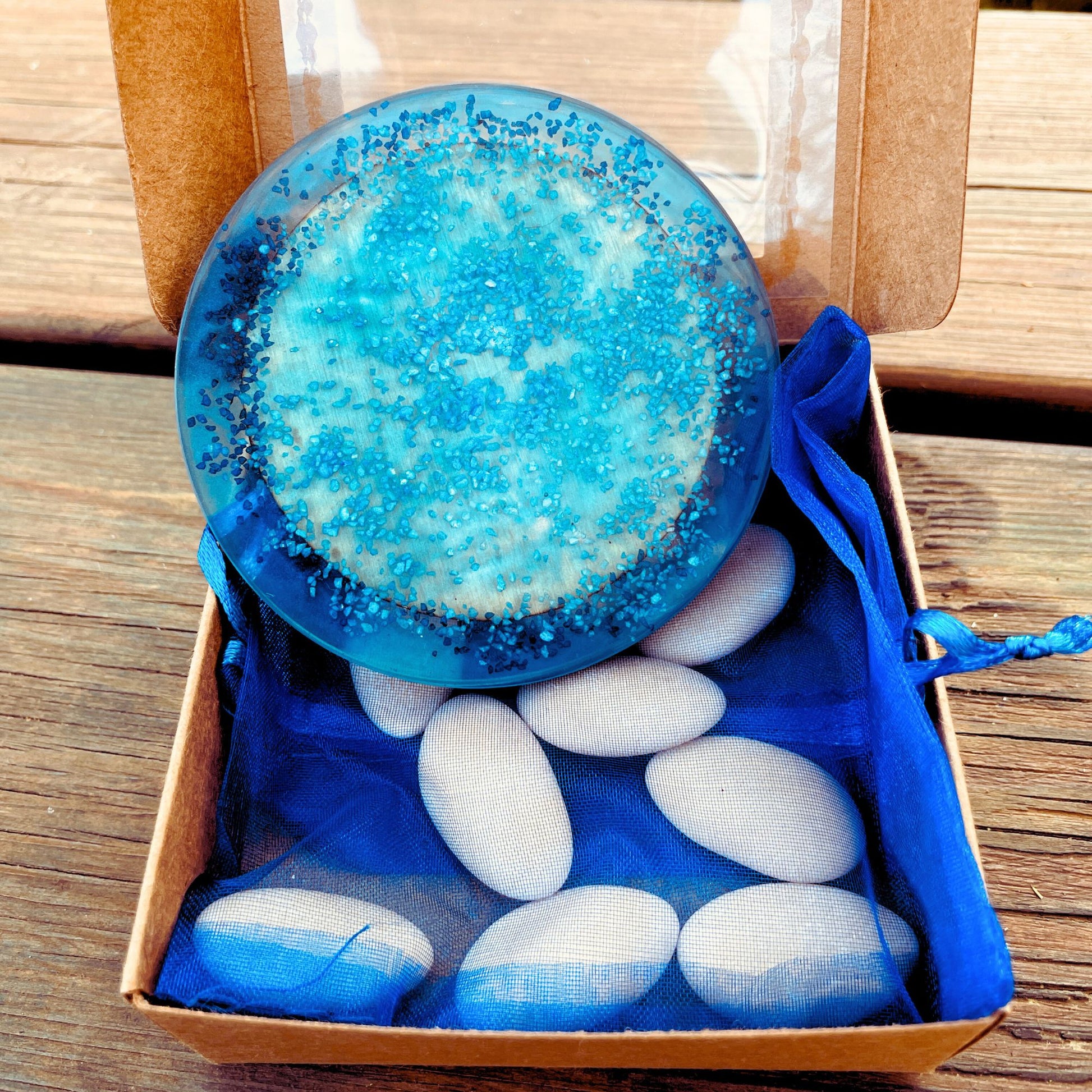 Sottobicchiere in resina azzurra con inserto in legno con incisione del mago di dungeons and dragons