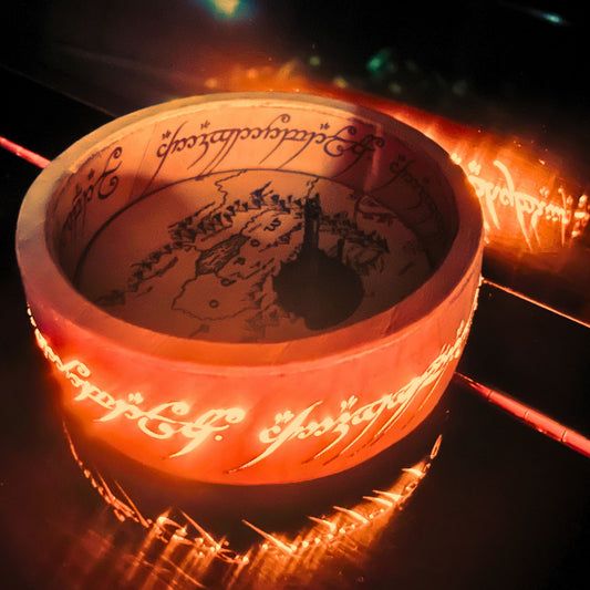 SteamVoyage - Vassoio lancia dadi Anello del Potere in cuoio con mappa della Terra di Mezzo incisa al laser e dipinta a mano e fascia a led che illumina la scritta in elfico sul bordo del vassoio grazie ad una power bank nascosta nel doppio fondo