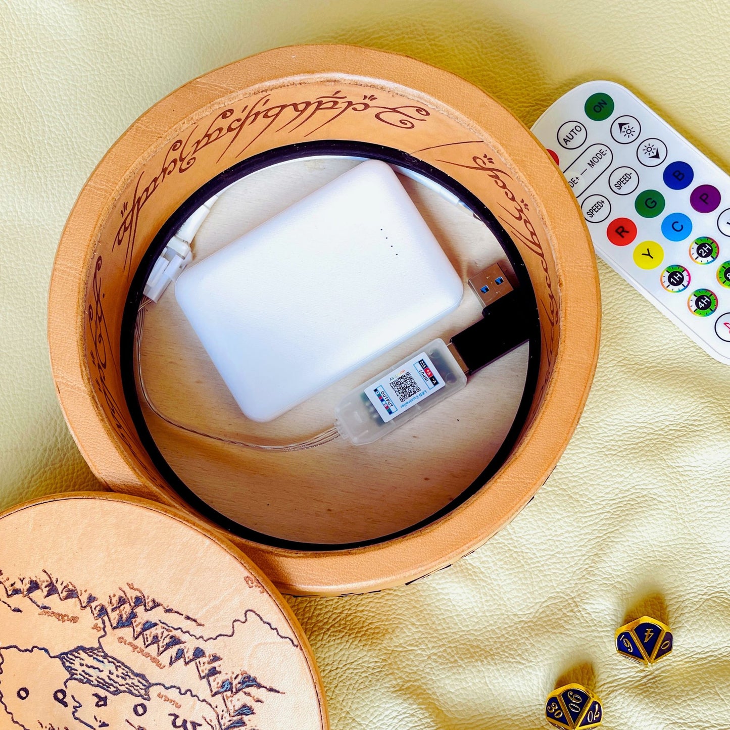 SteamVoyage - Vassoio lancia dadi Anello del Potere in cuoio con mappa della Terra di Mezzo incisa al laser e dipinta a mano e fascia a led che illumina la scritta in elfico sul bordo del vassoio grazie ad una power bank nascosta nel doppio fondo