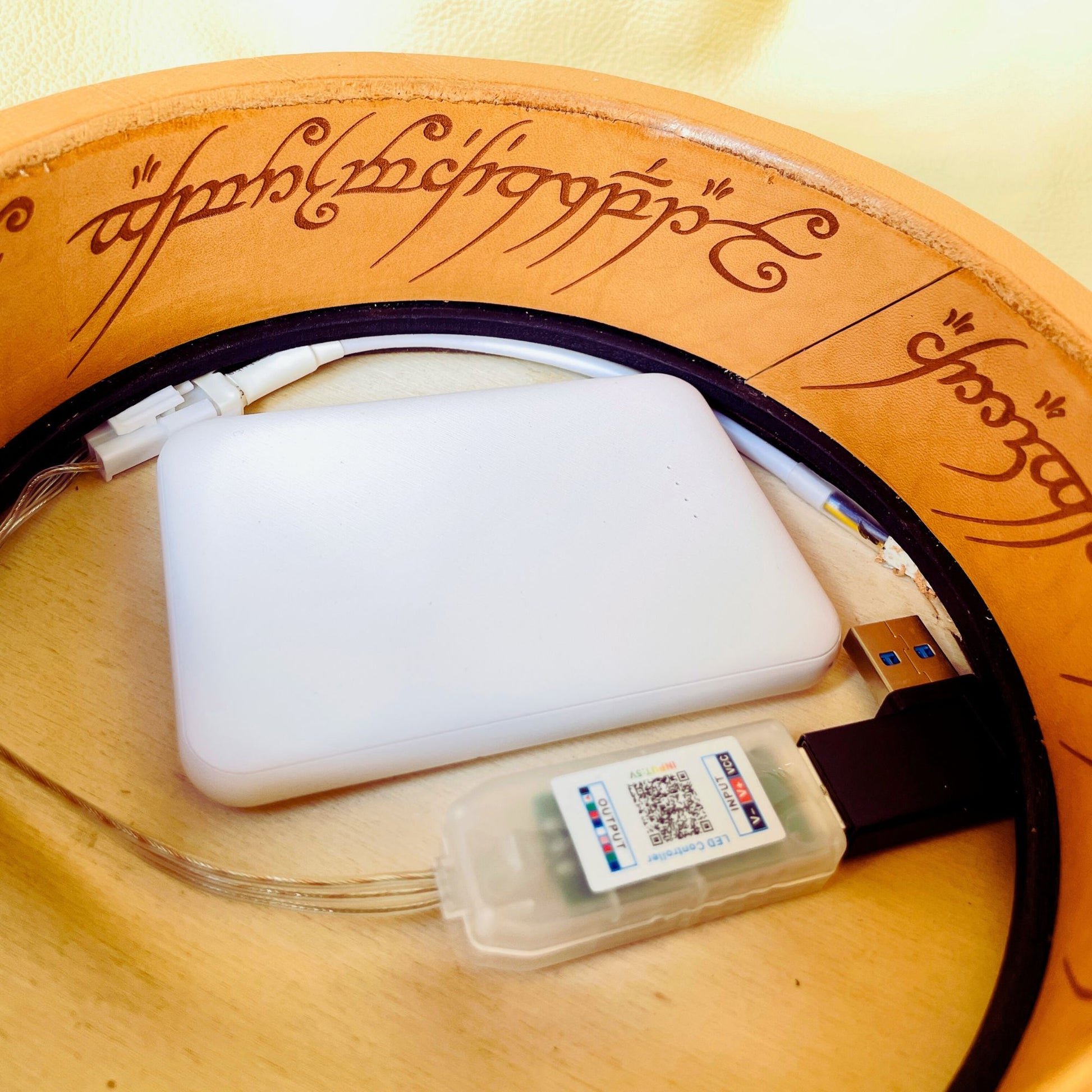 SteamVoyage - Vassoio lancia dadi Anello del Potere in cuoio con mappa della Terra di Mezzo incisa al laser e dipinta a mano e fascia a led che illumina la scritta in elfico sul bordo del vassoio grazie ad una power bank nascosta nel doppio fondo