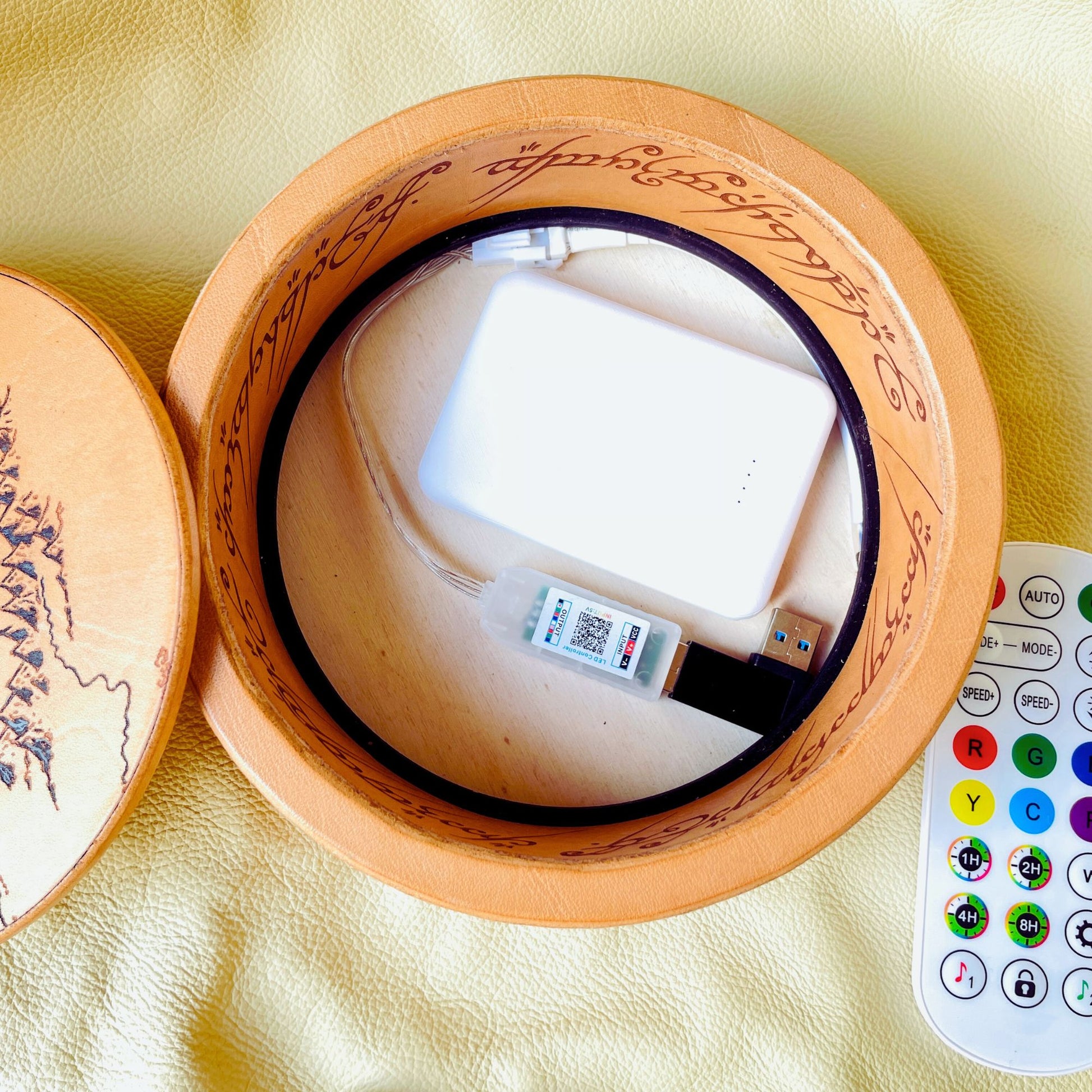 SteamVoyage - Vassoio lancia dadi Anello del Potere in cuoio con mappa della Terra di Mezzo incisa al laser e dipinta a mano e fascia a led che illumina la scritta in elfico sul bordo del vassoio grazie ad una power bank nascosta nel doppio fondo