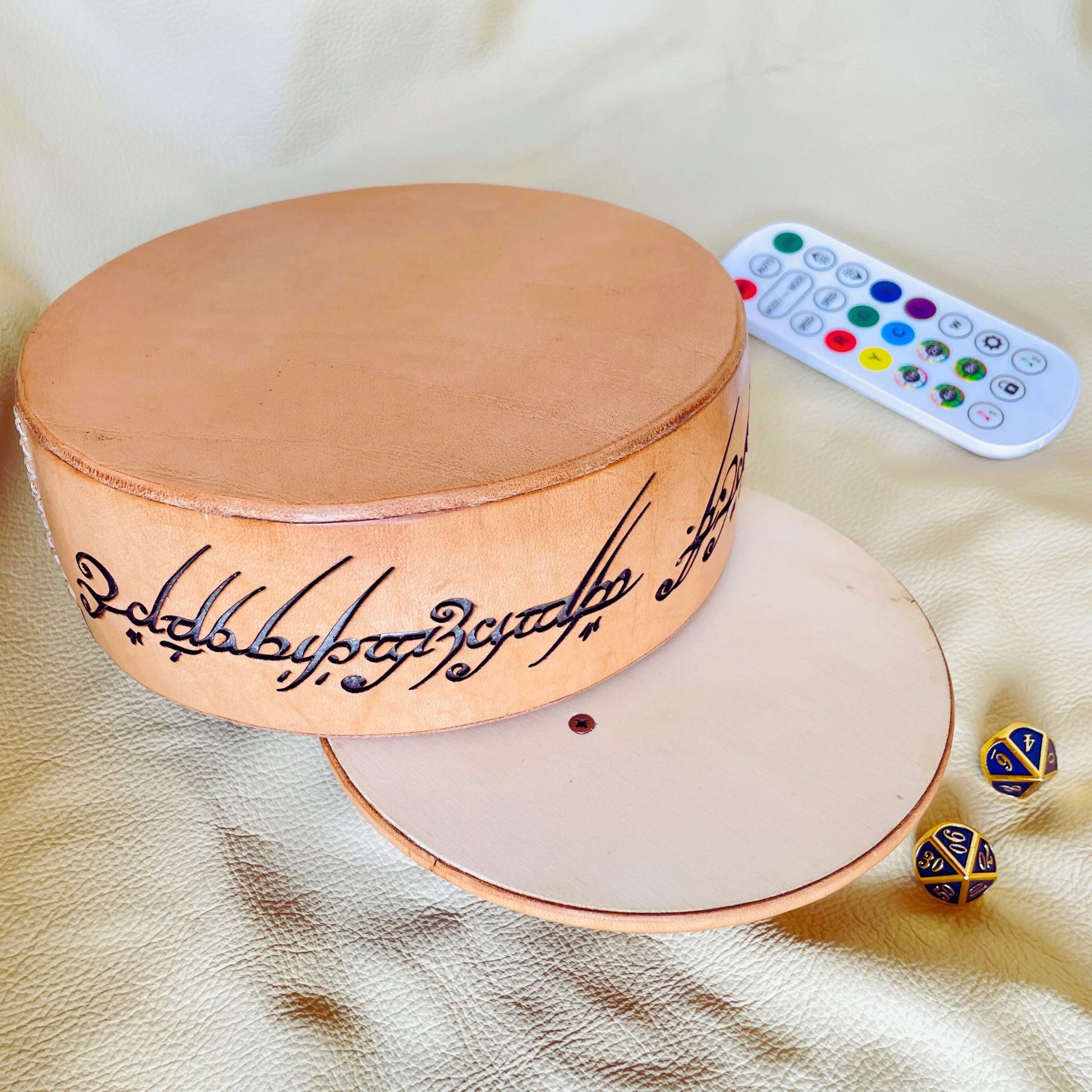 SteamVoyage - Vassoio lancia dadi Anello del Potere in cuoio con mappa della Terra di Mezzo incisa al laser e dipinta a mano e fascia a led che illumina la scritta in elfico sul bordo del vassoio grazie ad una power bank nascosta nel doppio fondo