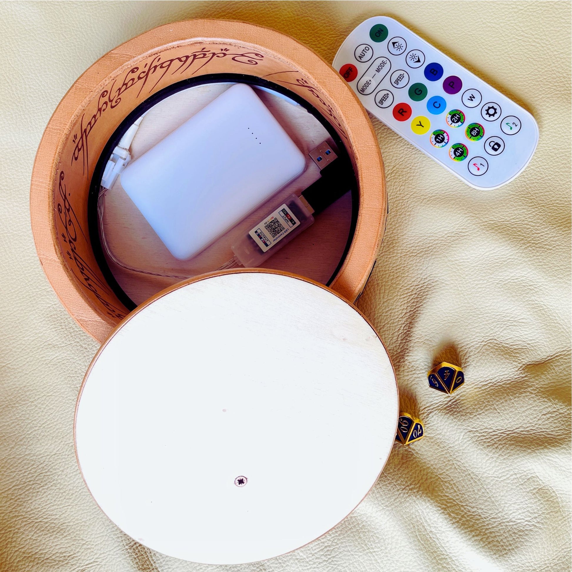 SteamVoyage - Vassoio lancia dadi Anello del Potere in cuoio con mappa della Terra di Mezzo incisa al laser e dipinta a mano e fascia a led che illumina la scritta in elfico sul bordo del vassoio grazie ad una power bank nascosta nel doppio fondo