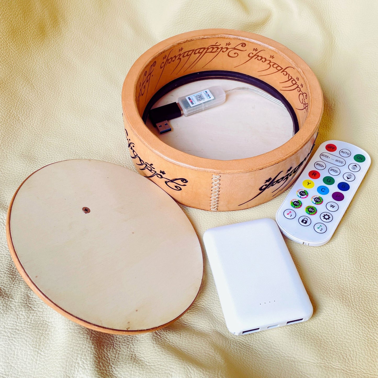 SteamVoyage - Vassoio lancia dadi Anello del Potere in cuoio con mappa della Terra di Mezzo incisa al laser e dipinta a mano e fascia a led che illumina la scritta in elfico sul bordo del vassoio grazie ad una power bank nascosta nel doppio fondo