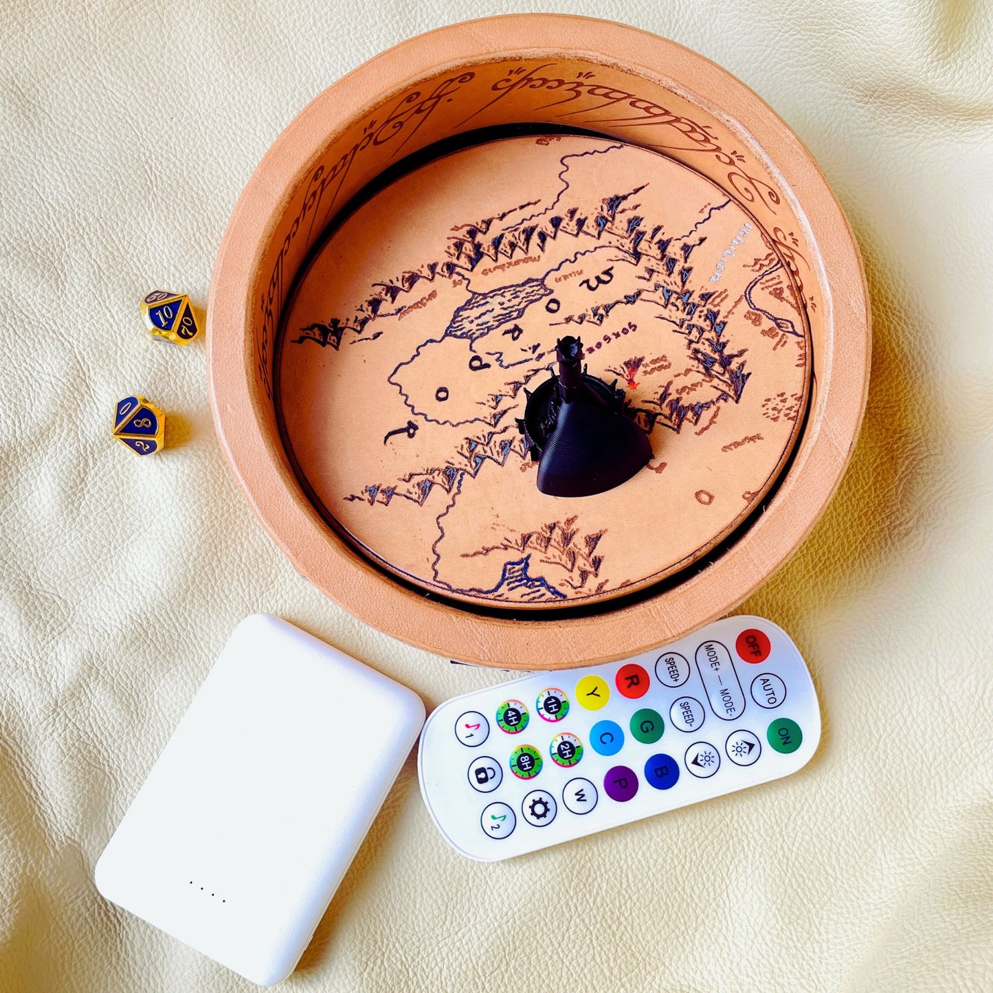 SteamVoyage - Vassoio lancia dadi Anello del Potere in cuoio con mappa della Terra di Mezzo incisa al laser e dipinta a mano e fascia a led che illumina la scritta in elfico sul bordo del vassoio grazie ad una power bank nascosta nel doppio fondo