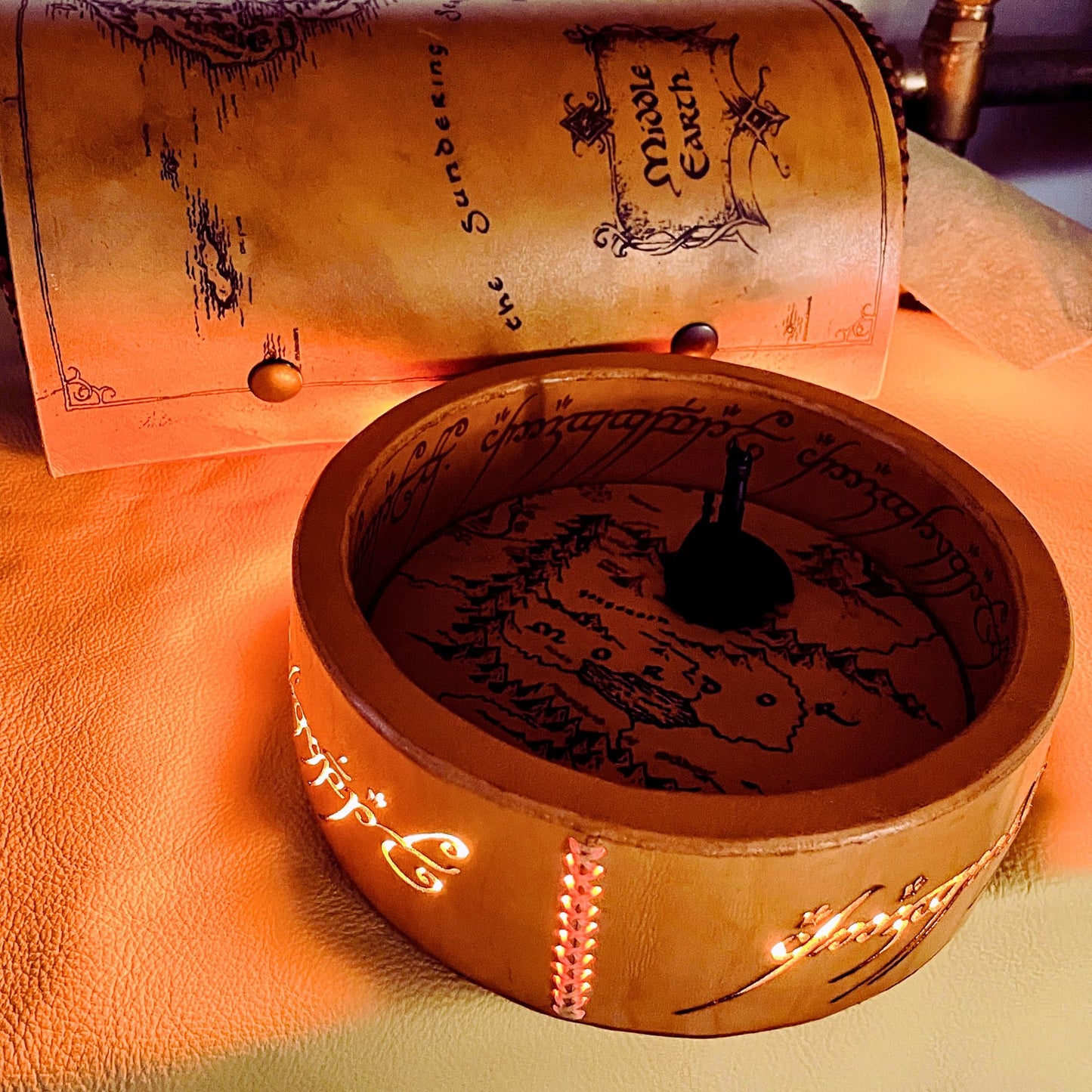 SteamVoyage - Vassoio lancia dadi Anello del Potere in cuoio con mappa della Terra di Mezzo incisa al laser e dipinta a mano e fascia a led che illumina la scritta in elfico sul bordo del vassoio grazie ad una power bank nascosta nel doppio fondo