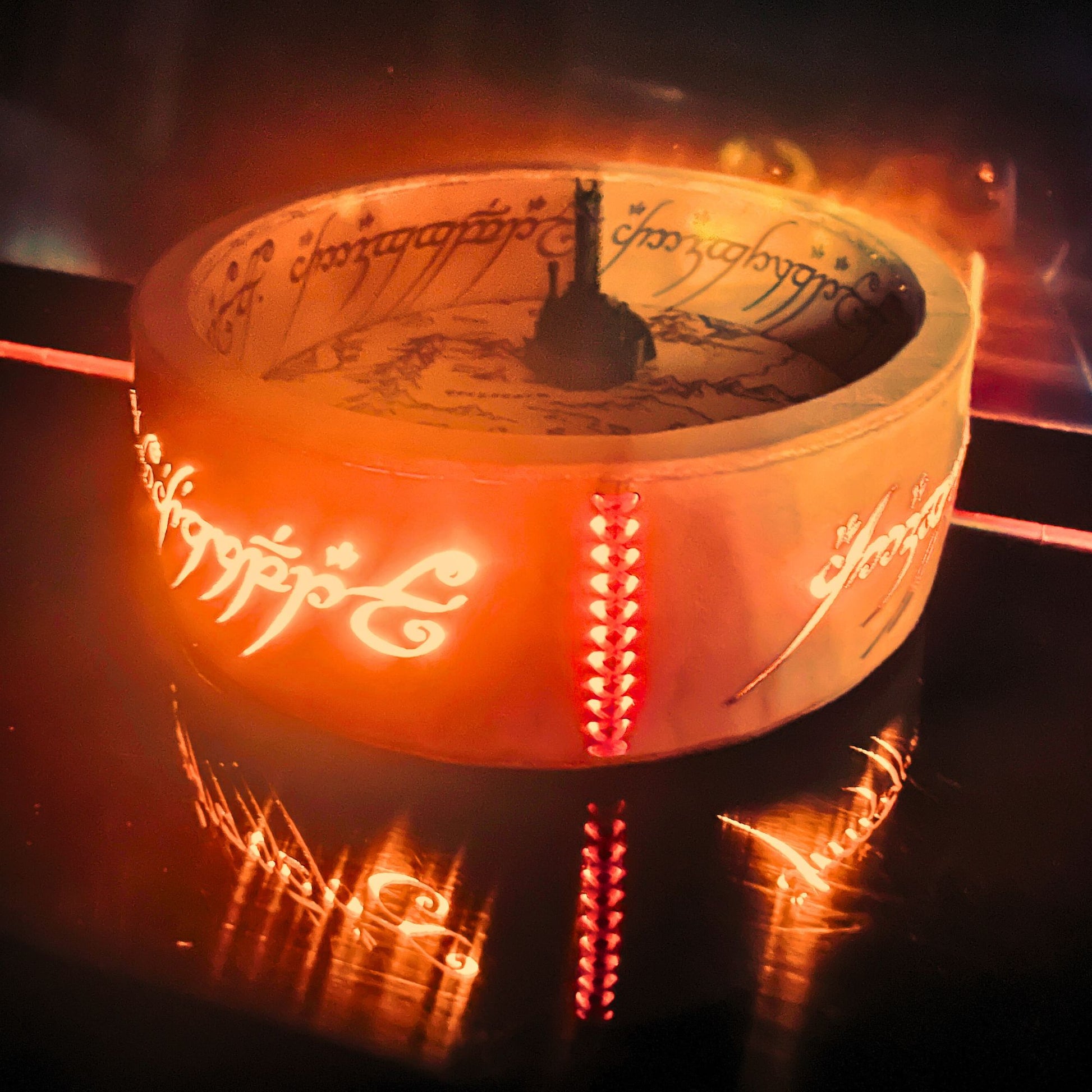 SteamVoyage - Vassoio lancia dadi Anello del Potere in cuoio con mappa della Terra di Mezzo incisa al laser e dipinta a mano e fascia a led che illumina la scritta in elfico sul bordo del vassoio grazie ad una power bank nascosta nel doppio fondo