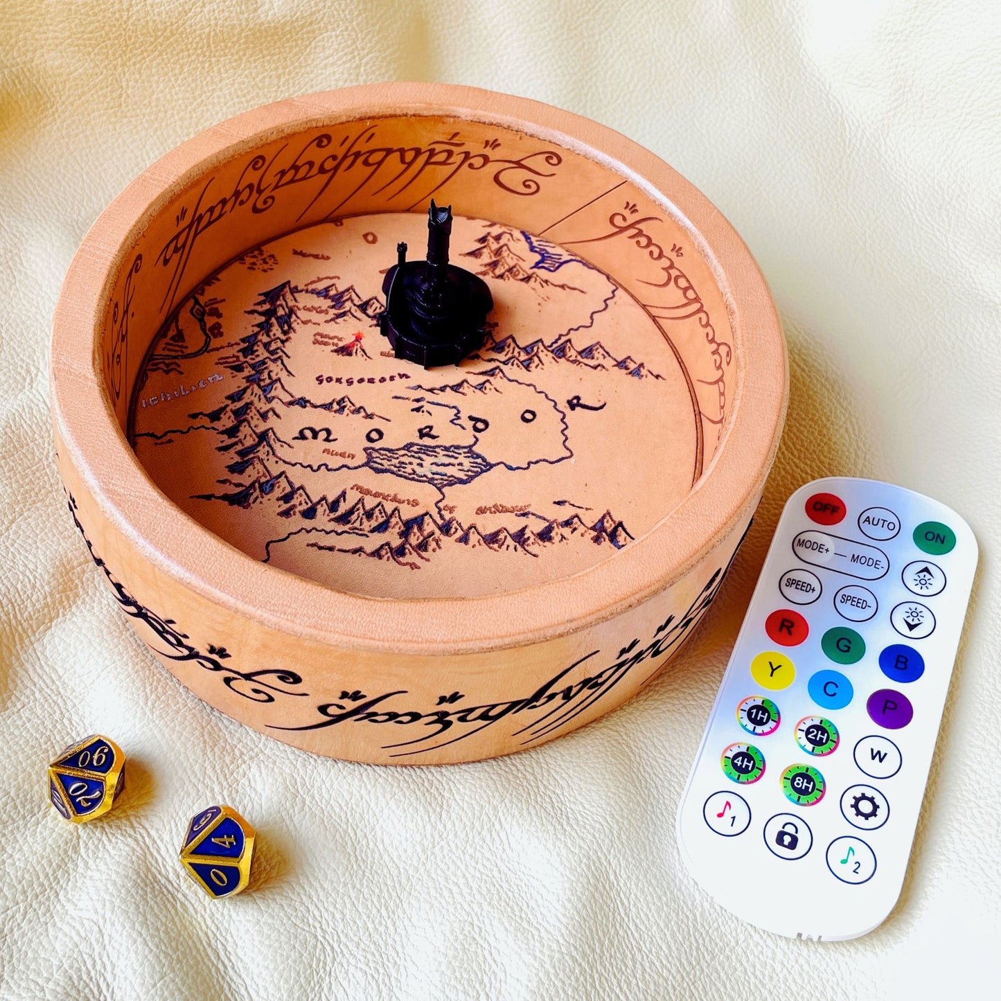 SteamVoyage - Vassoio lancia dadi Anello del Potere in cuoio con mappa della Terra di Mezzo incisa al laser e dipinta a mano e fascia a led che illumina la scritta in elfico sul bordo del vassoio grazie ad una power bank nascosta nel doppio fondo