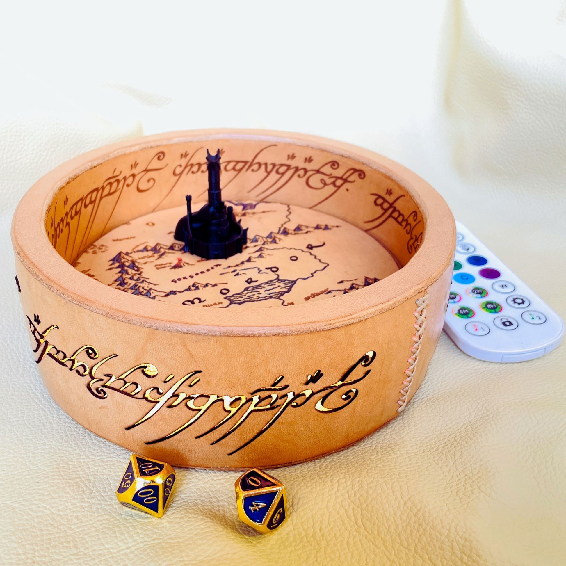 SteamVoyage - Vassoio lancia dadi Anello del Potere in cuoio con mappa della Terra di Mezzo incisa al laser e dipinta a mano e fascia a led che illumina la scritta in elfico sul bordo del vassoio grazie ad una power bank nascosta nel doppio fondo