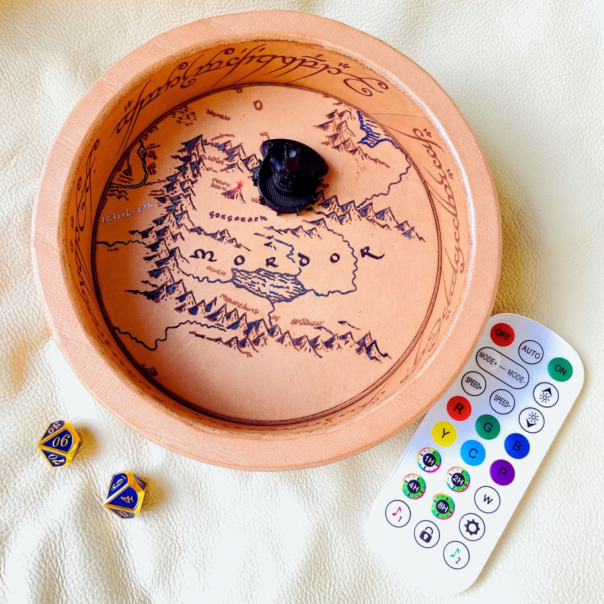 SteamVoyage - Vassoio lancia dadi Anello del Potere in cuoio con mappa della Terra di Mezzo incisa al laser e dipinta a mano e fascia a led che illumina la scritta in elfico sul bordo del vassoio grazie ad una power bank nascosta nel doppio fondo