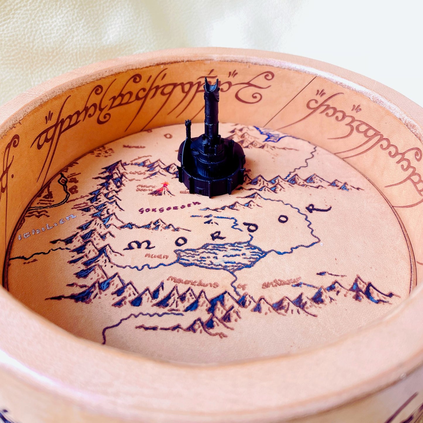 SteamVoyage - Vassoio lancia dadi Anello del Potere in cuoio con mappa della Terra di Mezzo incisa al laser e dipinta a mano e fascia a led che illumina la scritta in elfico sul bordo del vassoio grazie ad una power bank nascosta nel doppio fondo
