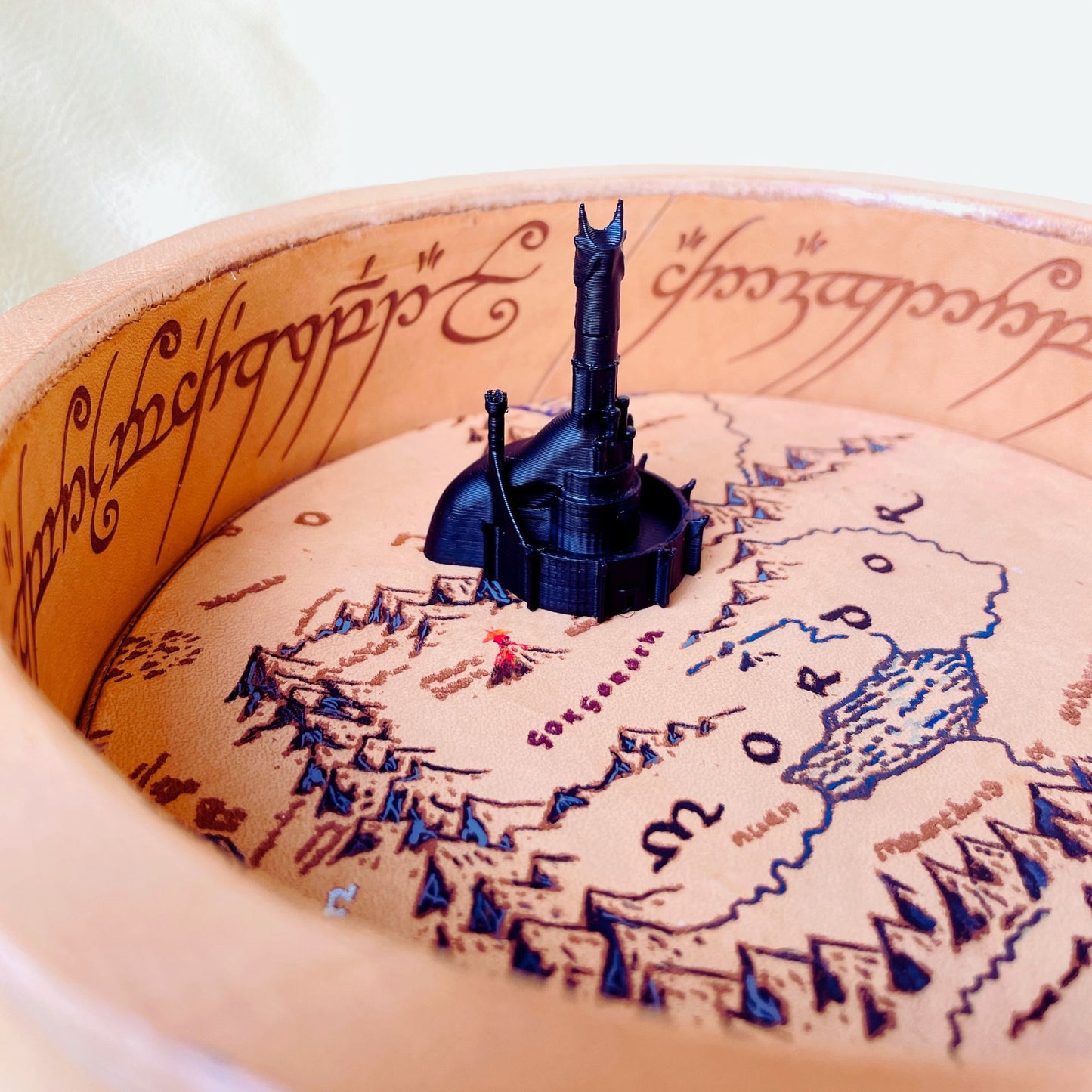 SteamVoyage - Vassoio lancia dadi Anello del Potere in cuoio con mappa della Terra di Mezzo incisa al laser e dipinta a mano e fascia a led che illumina la scritta in elfico sul bordo del vassoio grazie ad una power bank nascosta nel doppio fondo