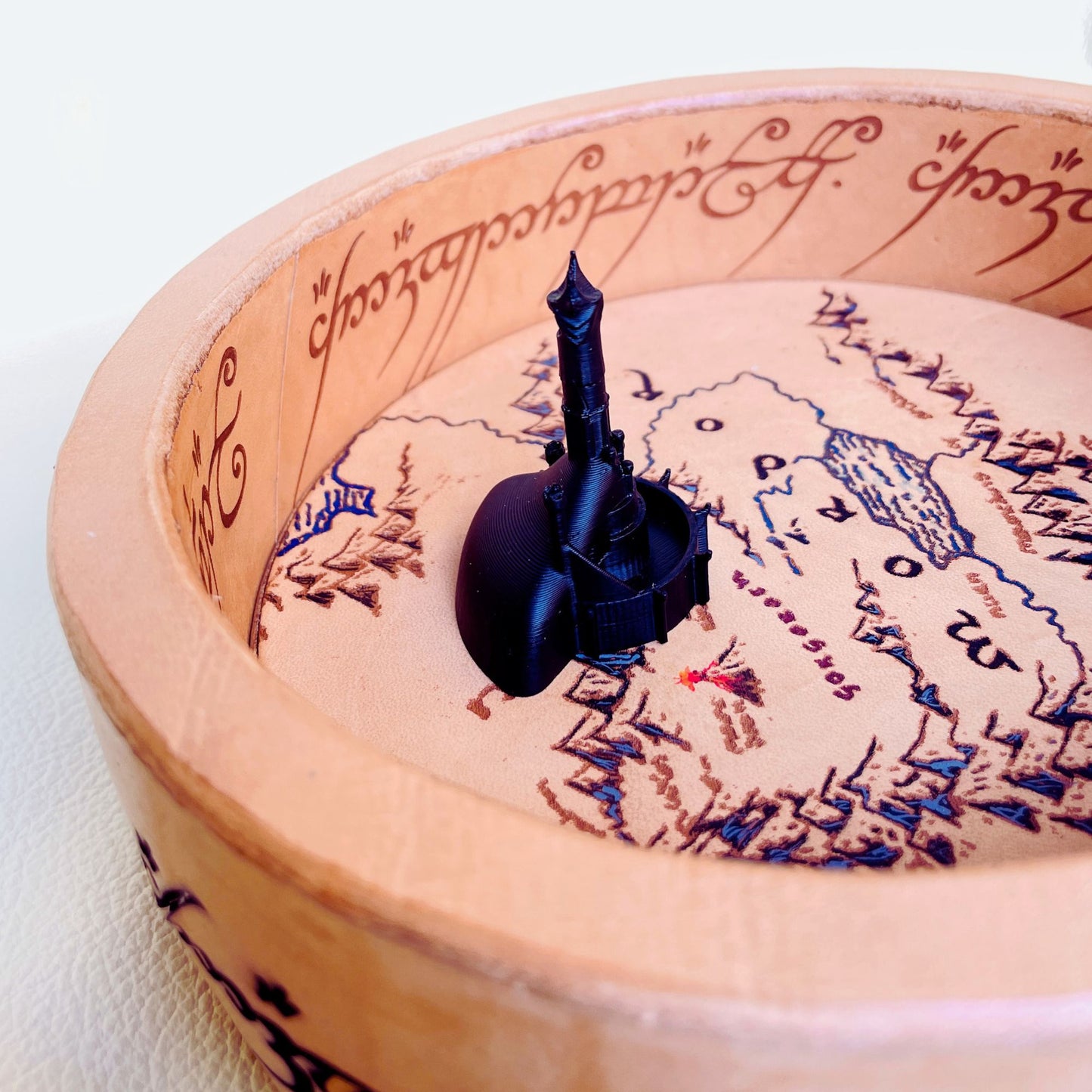 SteamVoyage - Vassoio lancia dadi Anello del Potere in cuoio con mappa della Terra di Mezzo incisa al laser e dipinta a mano e fascia a led che illumina la scritta in elfico sul bordo del vassoio grazie ad una power bank nascosta nel doppio fondo