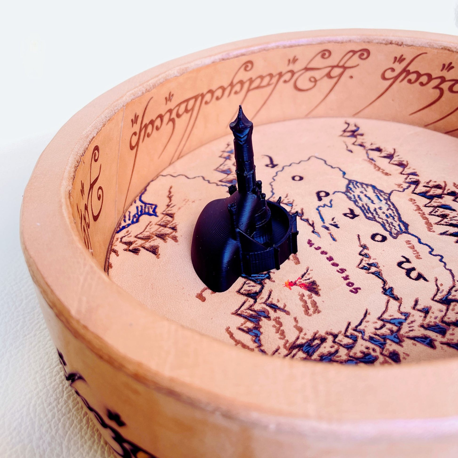 SteamVoyage - Vassoio lancia dadi Anello del Potere in cuoio con mappa della Terra di Mezzo incisa al laser e dipinta a mano e fascia a led che illumina la scritta in elfico sul bordo del vassoio grazie ad una power bank nascosta nel doppio fondo